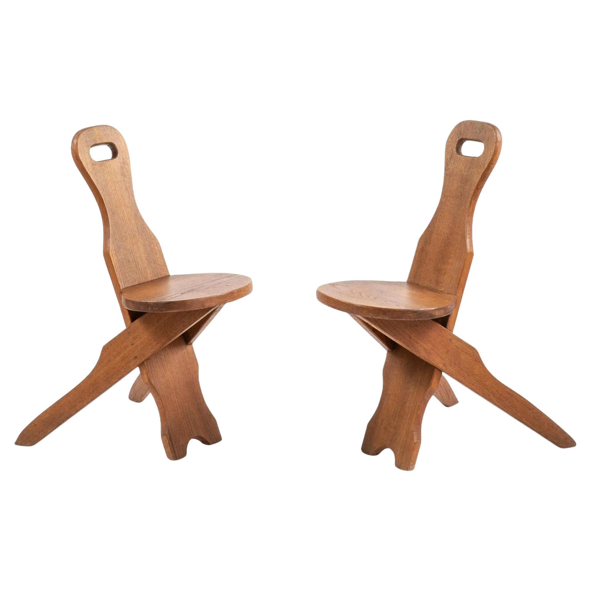Coppia di sedie brutaliste in legno appoggiate su un piedistallo a treppiede CIRCA 1950/1960
