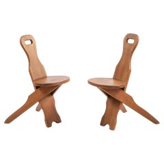 Pareja de sillas brutalistas de madera apoyadas en un pedestal trípode CIRCA 1950/1960