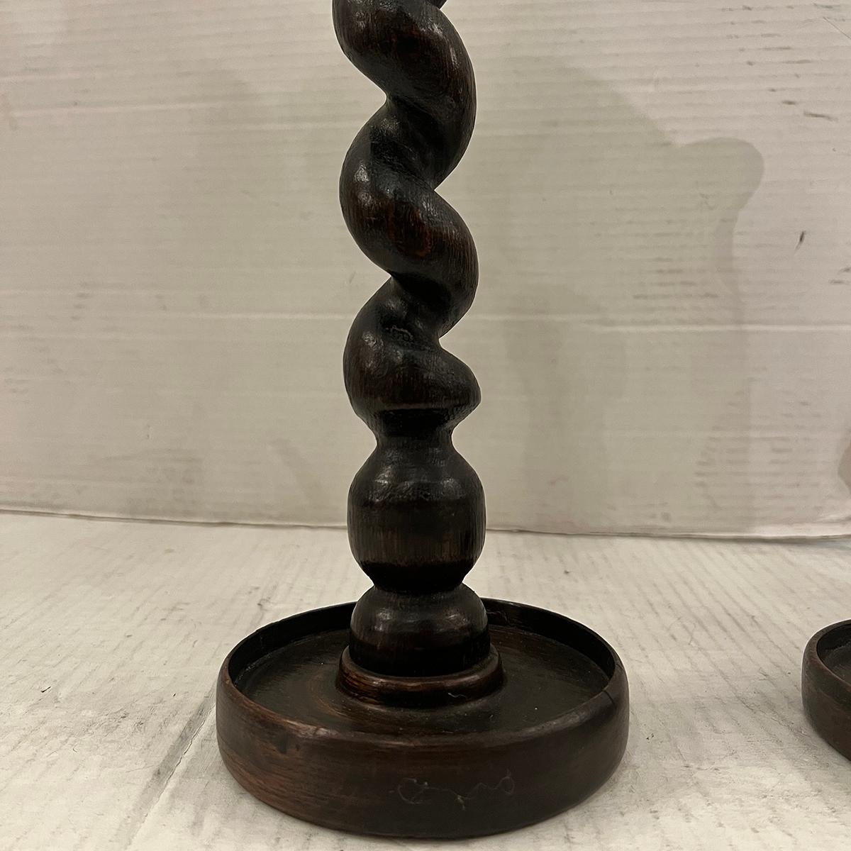 Coppia di candelieri inglesi in legno intagliato degli anni '20 con dettagli in ottone.

Misure:
Altezza: 13