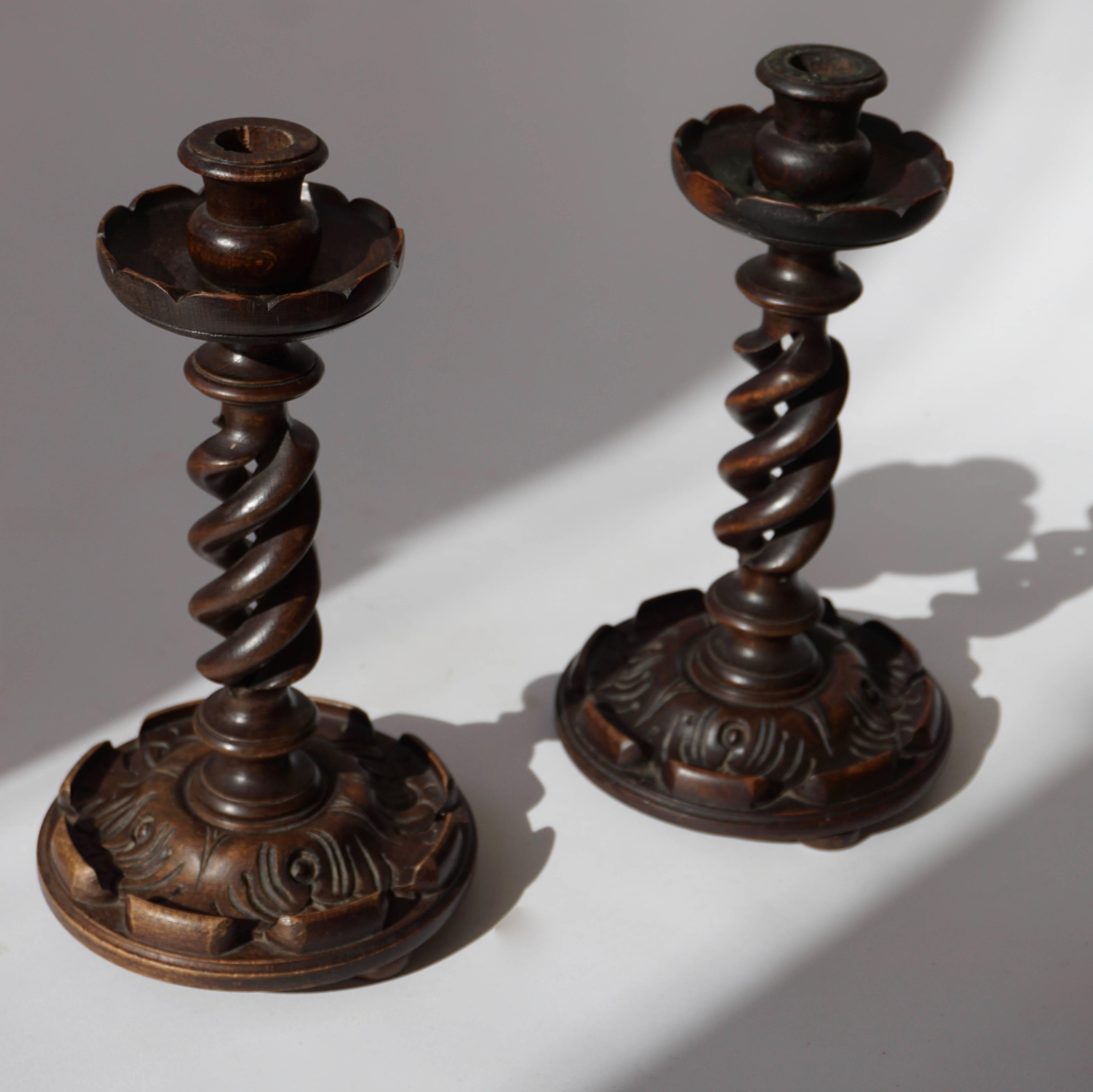 Two twisted wooden candlesticks.
Measures: Diameter 16 cm.
Height 29 cm.