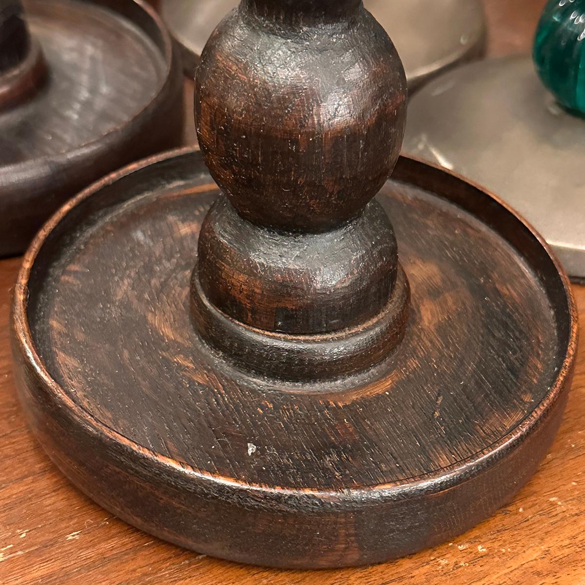 Inglese Coppia di candelieri in legno in vendita