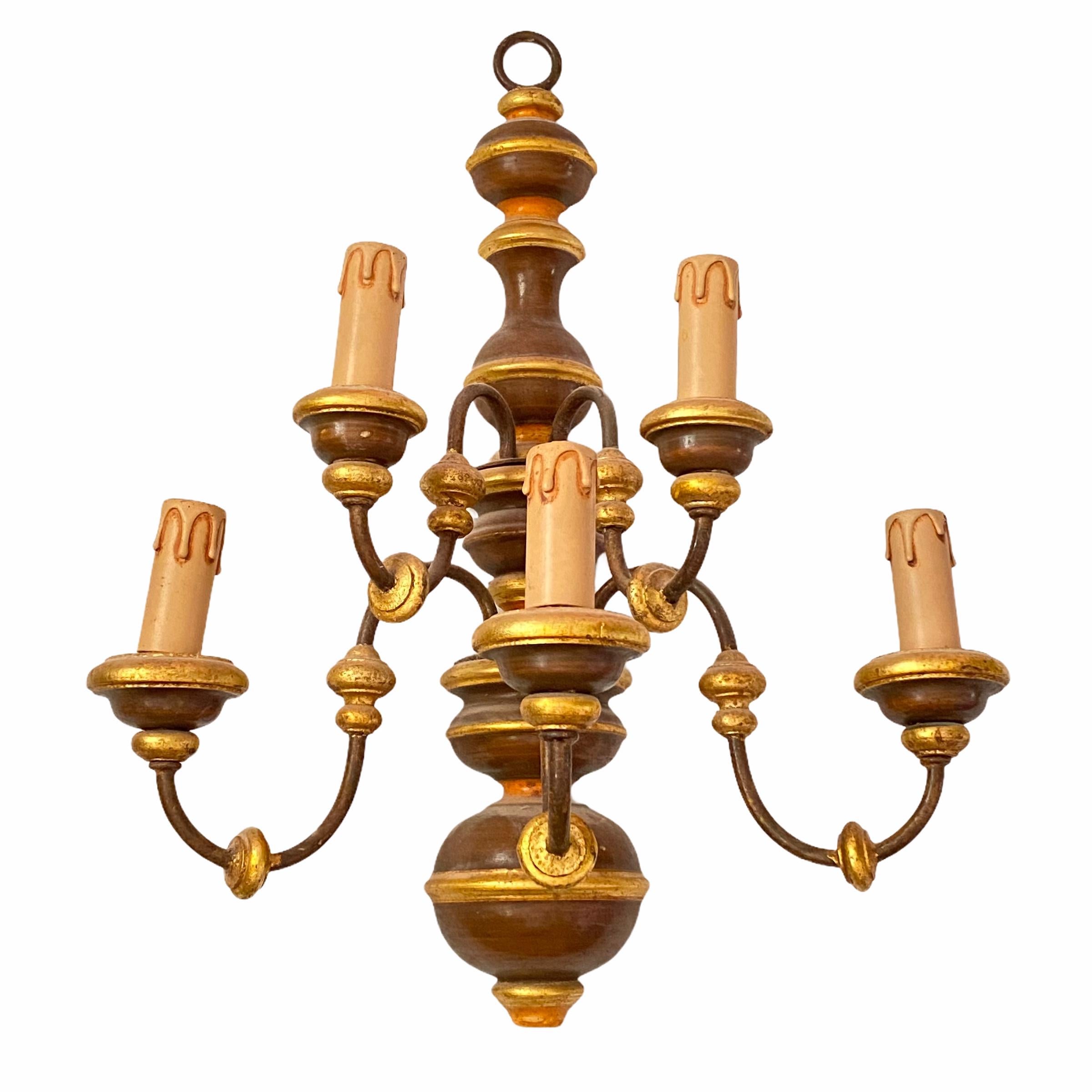 Paar geschnitzte Bauernhaus-Wandleuchter aus Holz mit vergoldeten Teilen, Italien (Hollywood Regency) im Angebot
