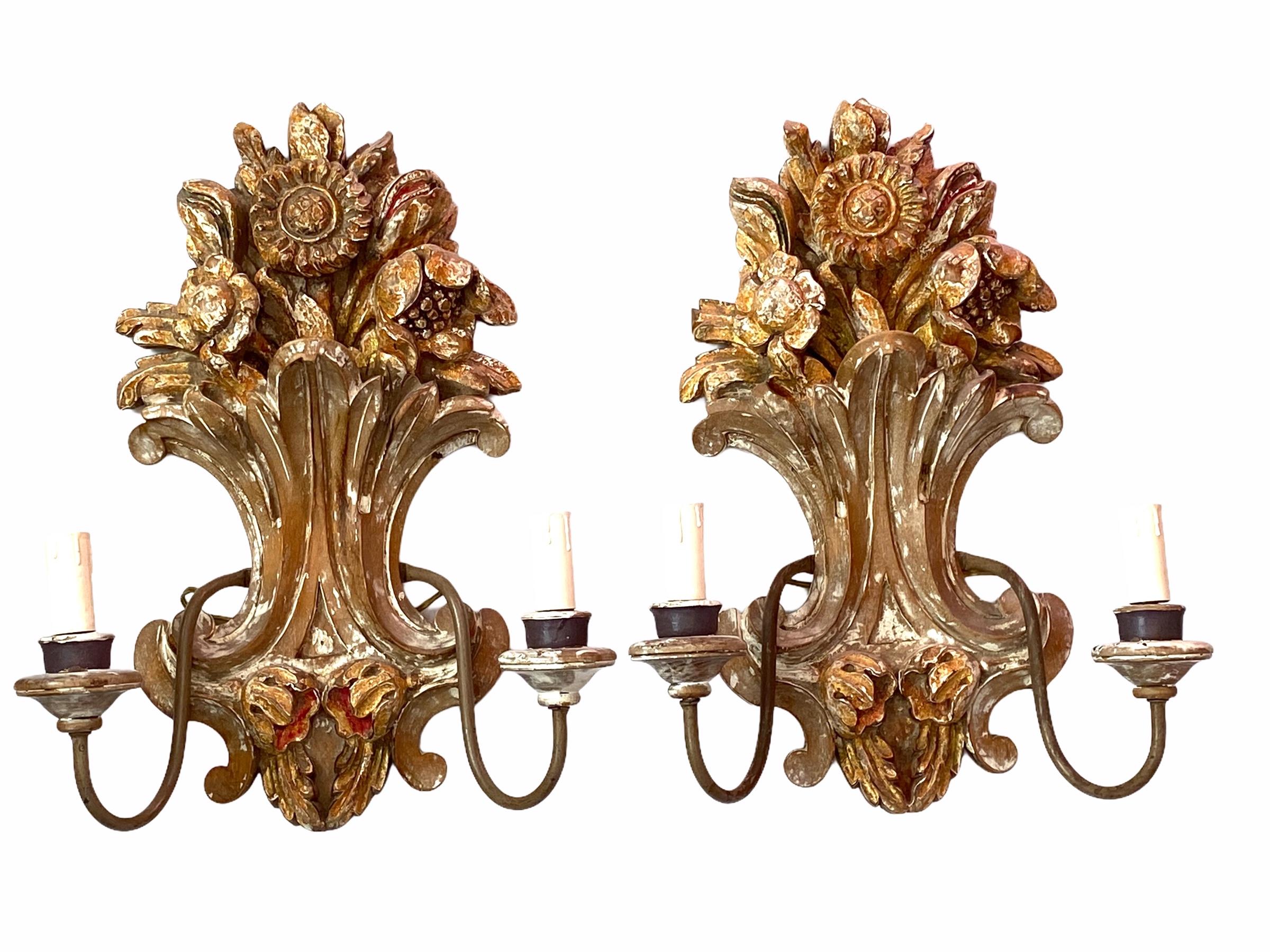 Pair of Wooden Carved Tole Toleware Sconces Chippywhite Gilt Flowers, Italy For Sale 4