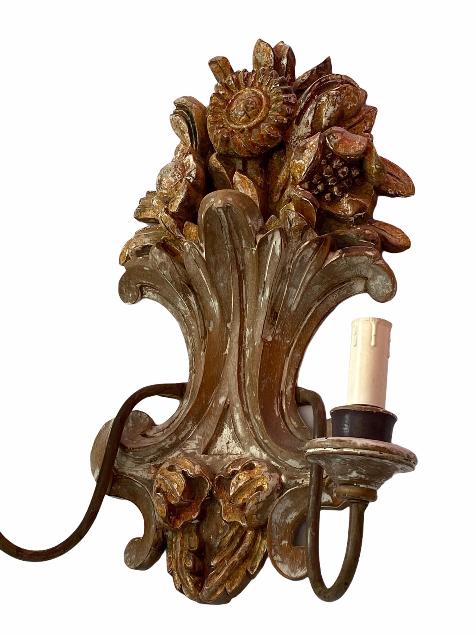 Italian Pair of Wooden Carved Tole Toleware Sconces Chippywhite Gilt Flowers, Italy For Sale
