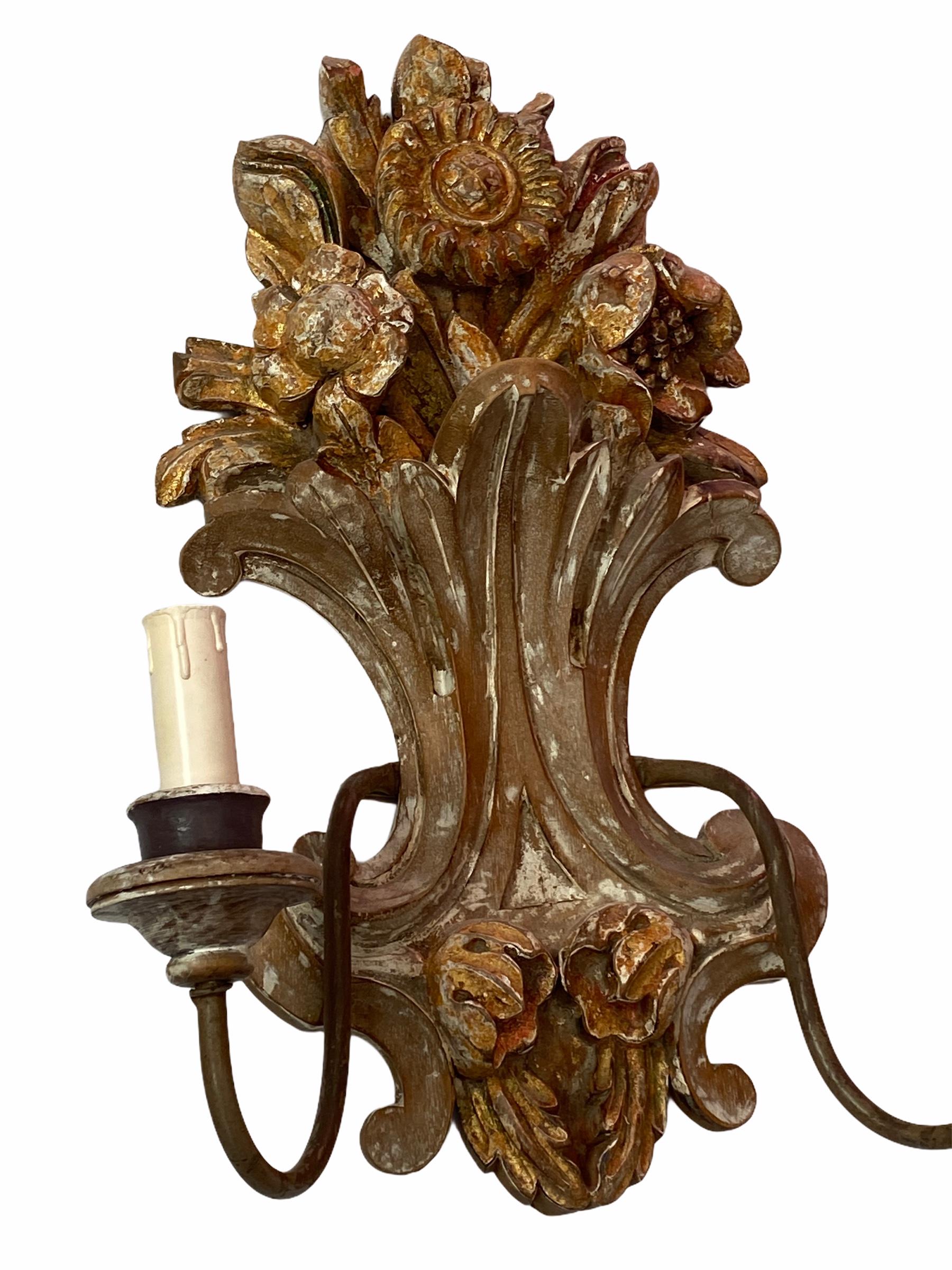 Hand-Carved Pair of Wooden Carved Tole Toleware Sconces Chippywhite Gilt Flowers, Italy For Sale