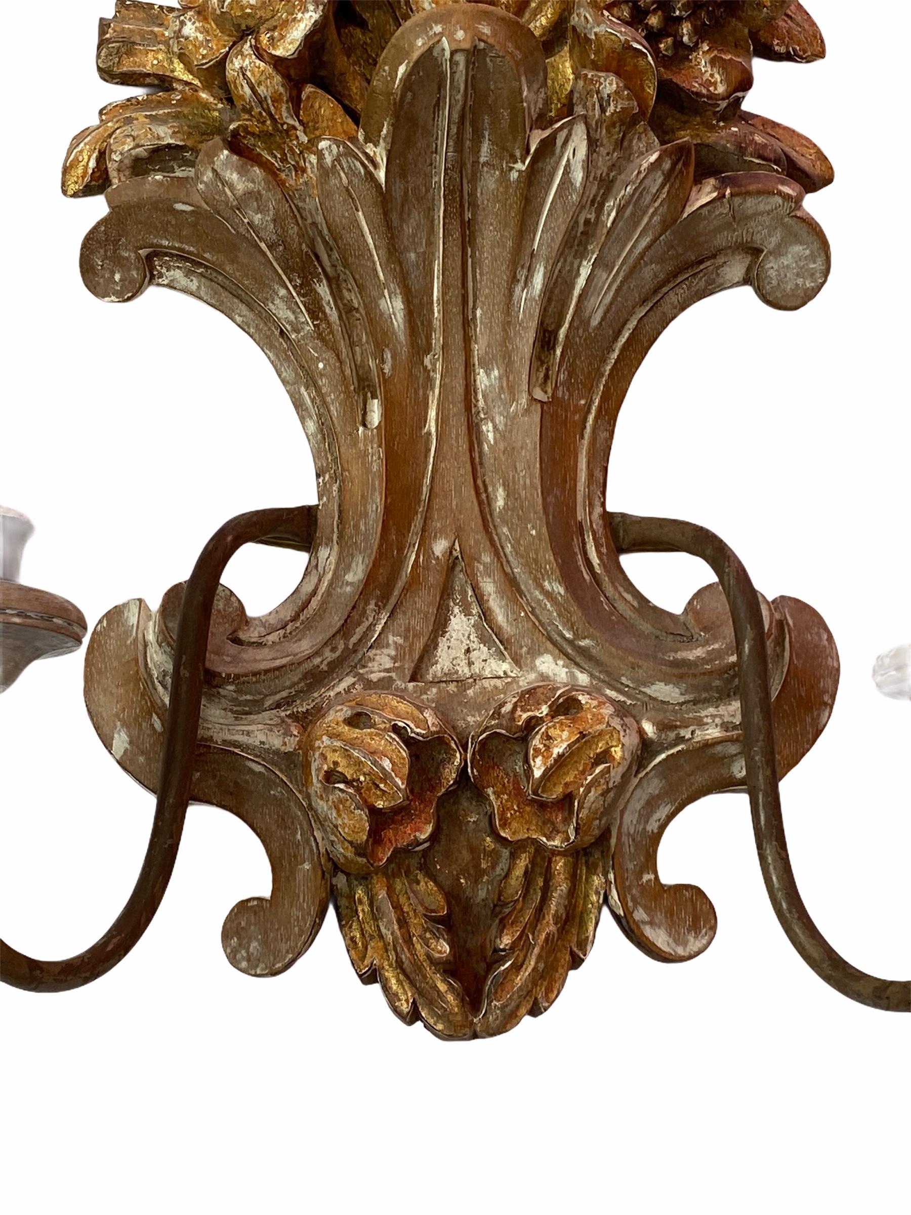 Pair of Wooden Carved Tole Toleware Sconces Chippywhite Gilt Flowers, Italy In Good Condition For Sale In Nuernberg, DE