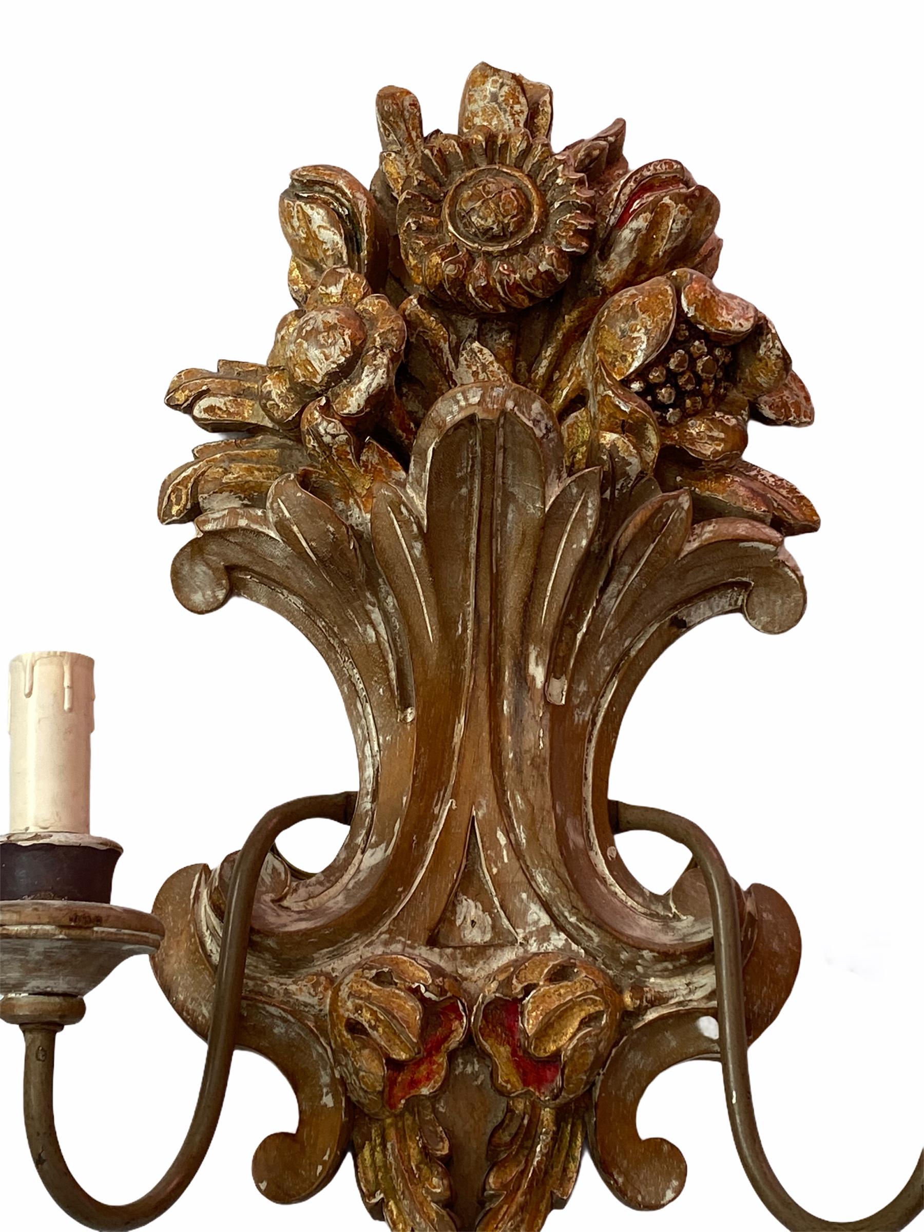 Pair of Wooden Carved Tole Toleware Sconces Chippywhite Gilt Flowers, Italy For Sale 1