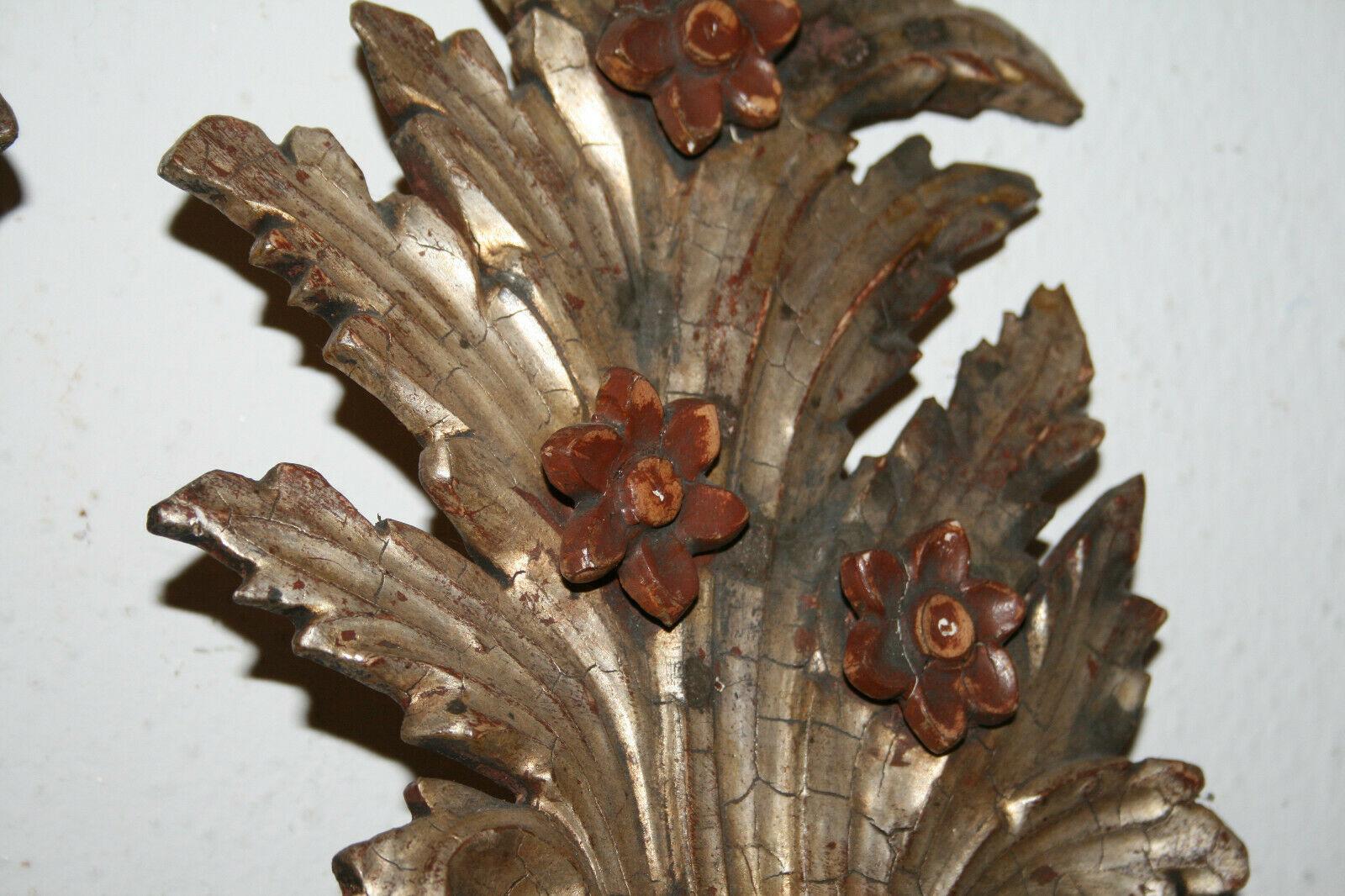 Paire d'appliques en bois sculpté en tôle Tole avec fleurs dorées, Italie, années 1920 en vente 4