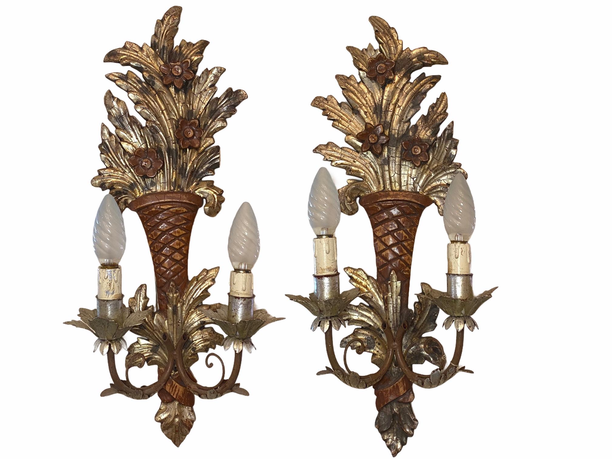 Pair of Wooden Carved Tole Toleware Sconces with Gilt Flowers, Italy, 1920s For Sale 11