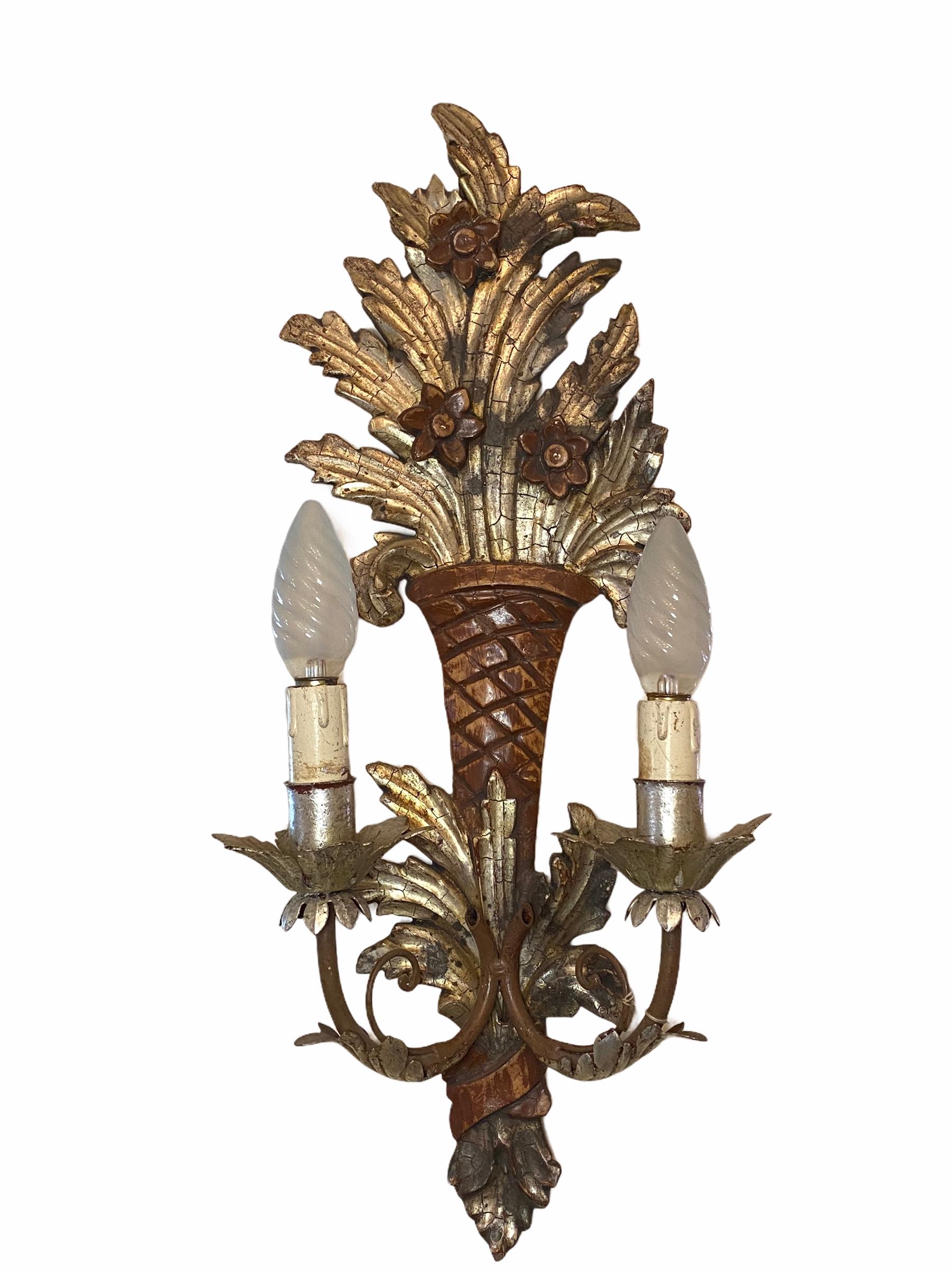 Hollywood Regency Pair of Wooden Carved Tole Toleware Sconces with Gilt Flowers, Italy, 1920s For Sale