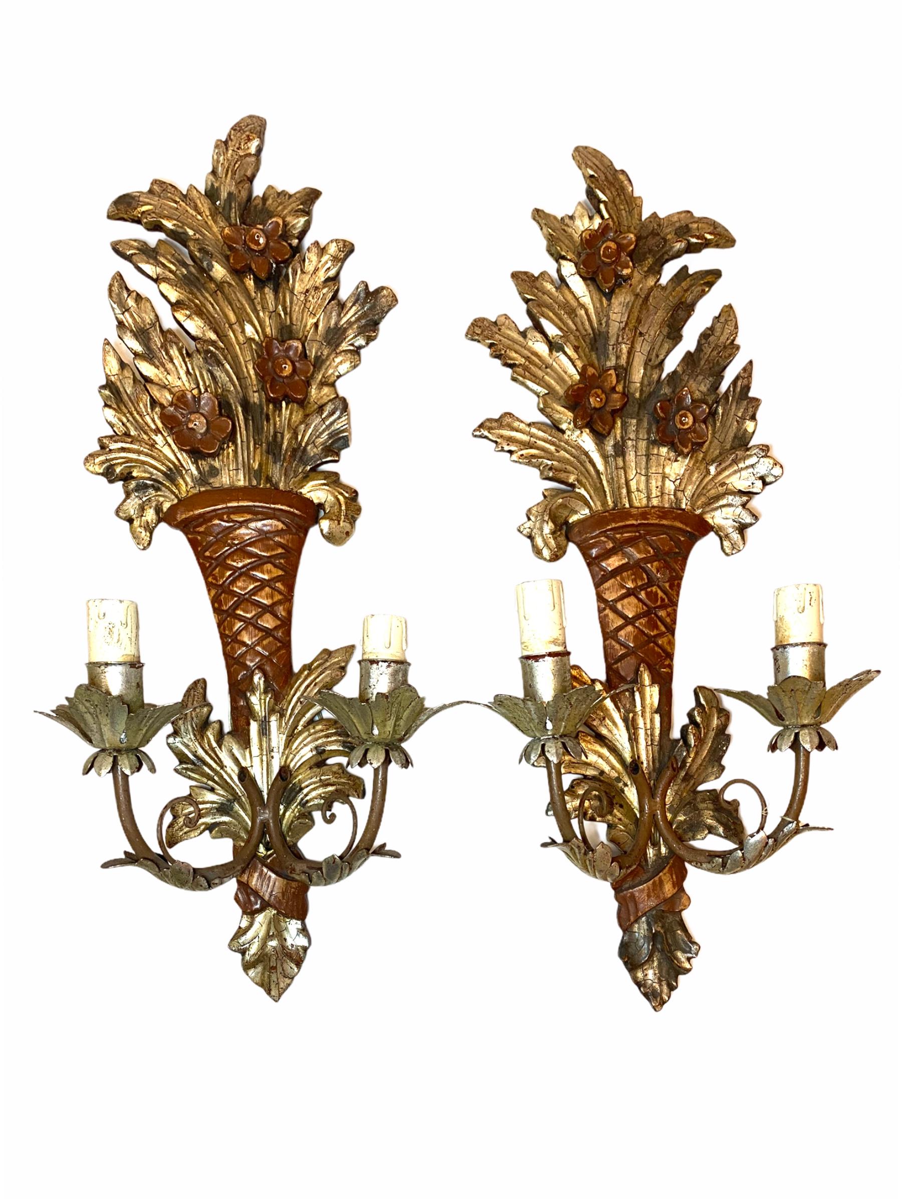 Hand-Carved Pair of Wooden Carved Tole Toleware Sconces with Gilt Flowers, Italy, 1920s For Sale