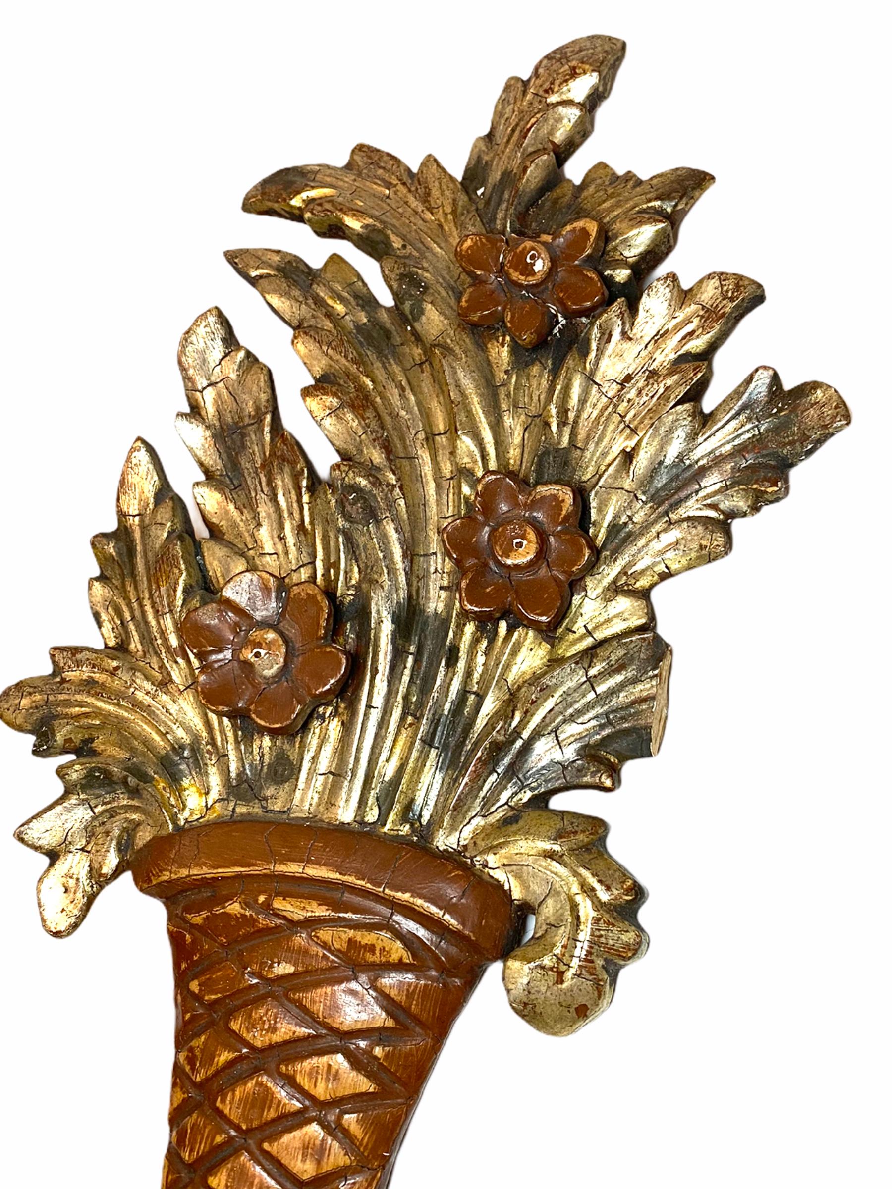 Pair of Wooden Carved Tole Toleware Sconces with Gilt Flowers, Italy, 1920s In Good Condition For Sale In Nuernberg, DE