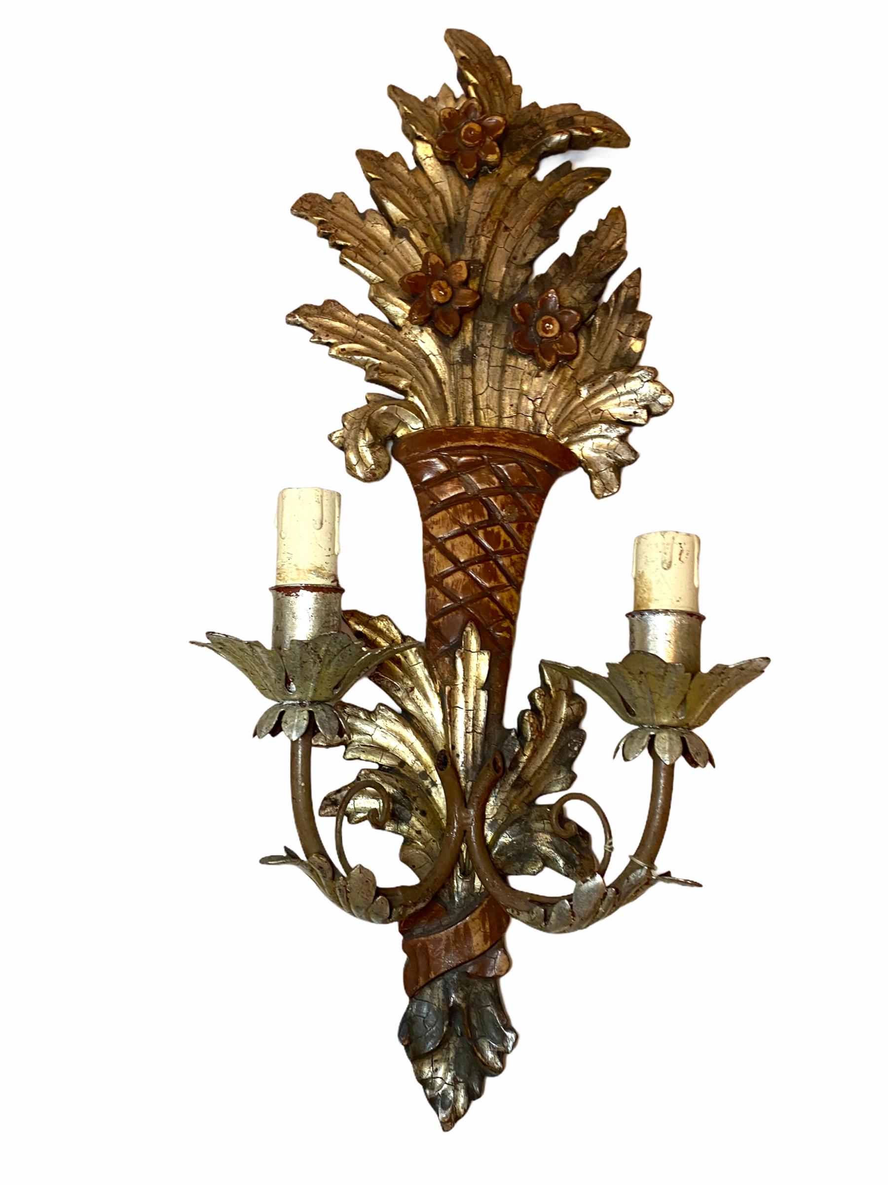Early 20th Century Pair of Wooden Carved Tole Toleware Sconces with Gilt Flowers, Italy, 1920s For Sale