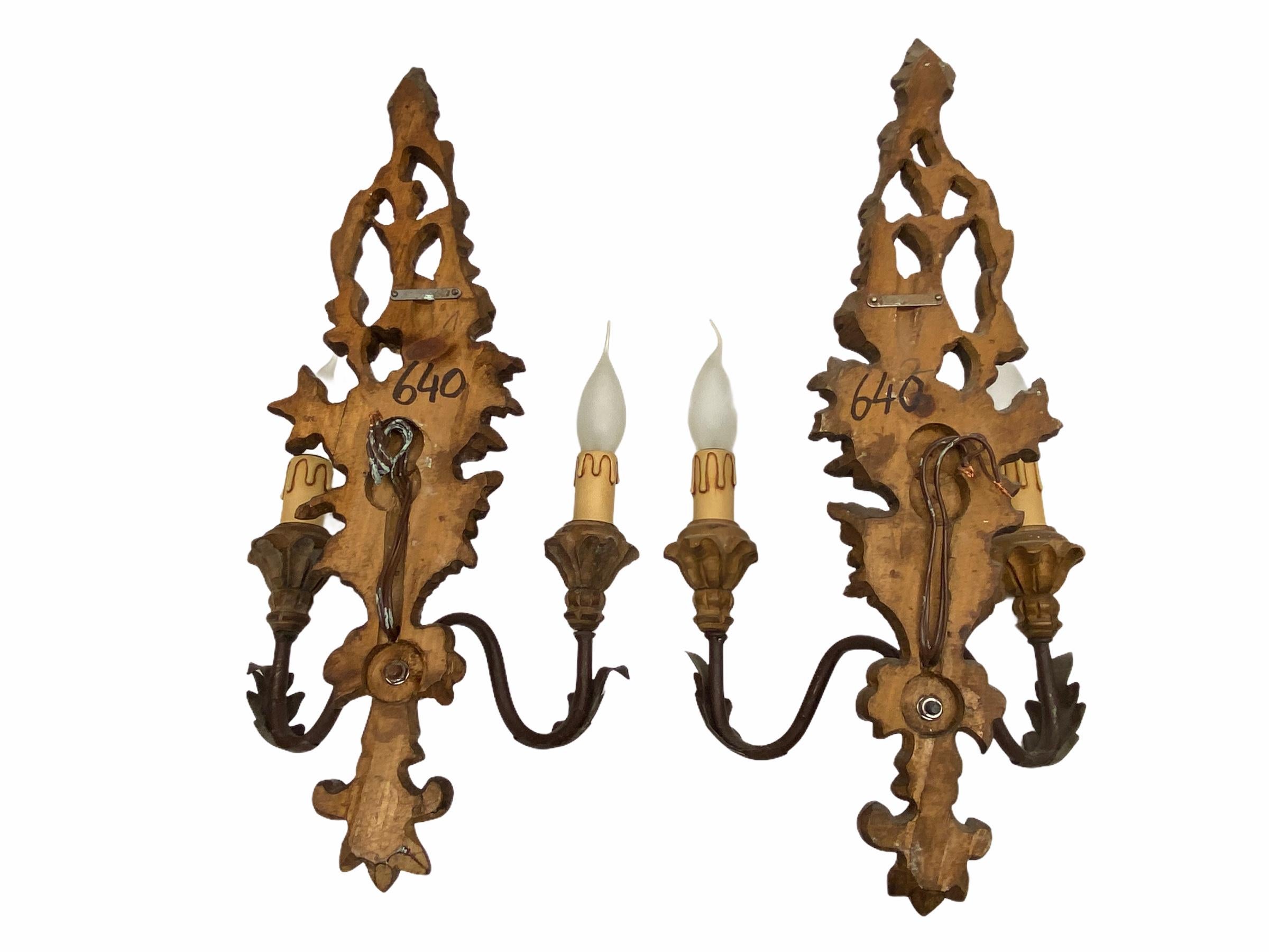 Pair of Wooden Carved Tole Toleware Sconces with Gilt Flowers, Italy, 1960s For Sale 1