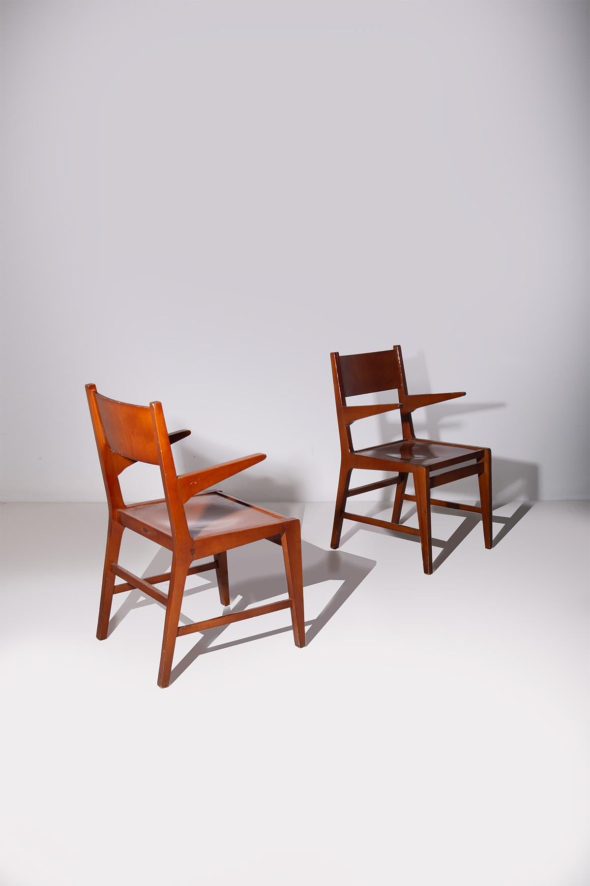 Paire de chaises en bois avec accoudoirs en vente 3