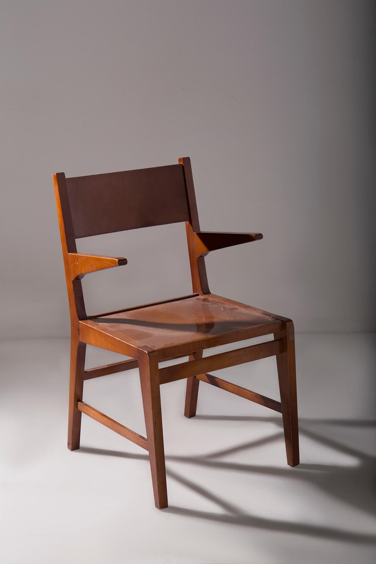 Paire de chaises en bois avec accoudoirs en vente 5