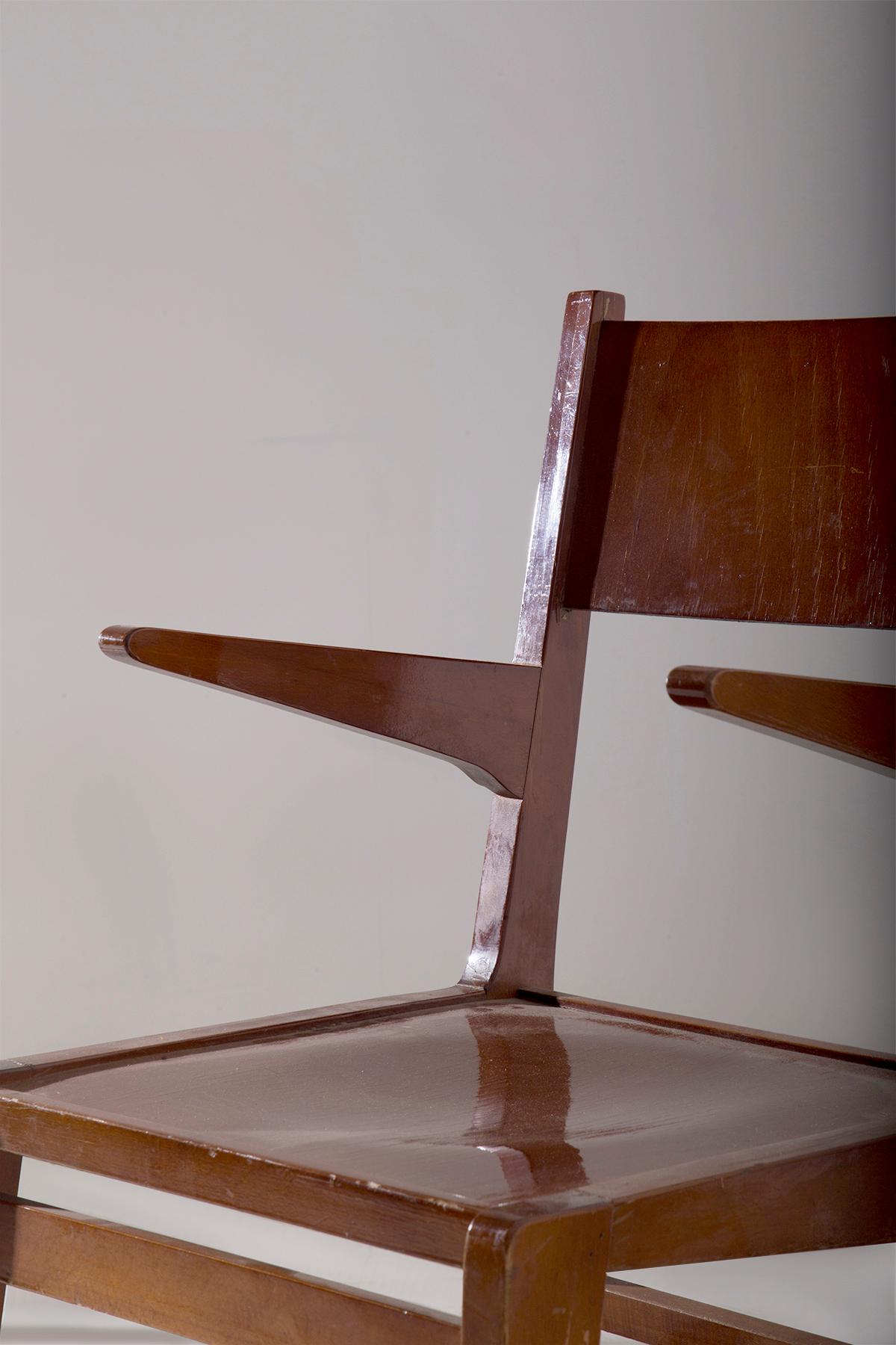 Paire de chaises en bois avec accoudoirs en vente 6