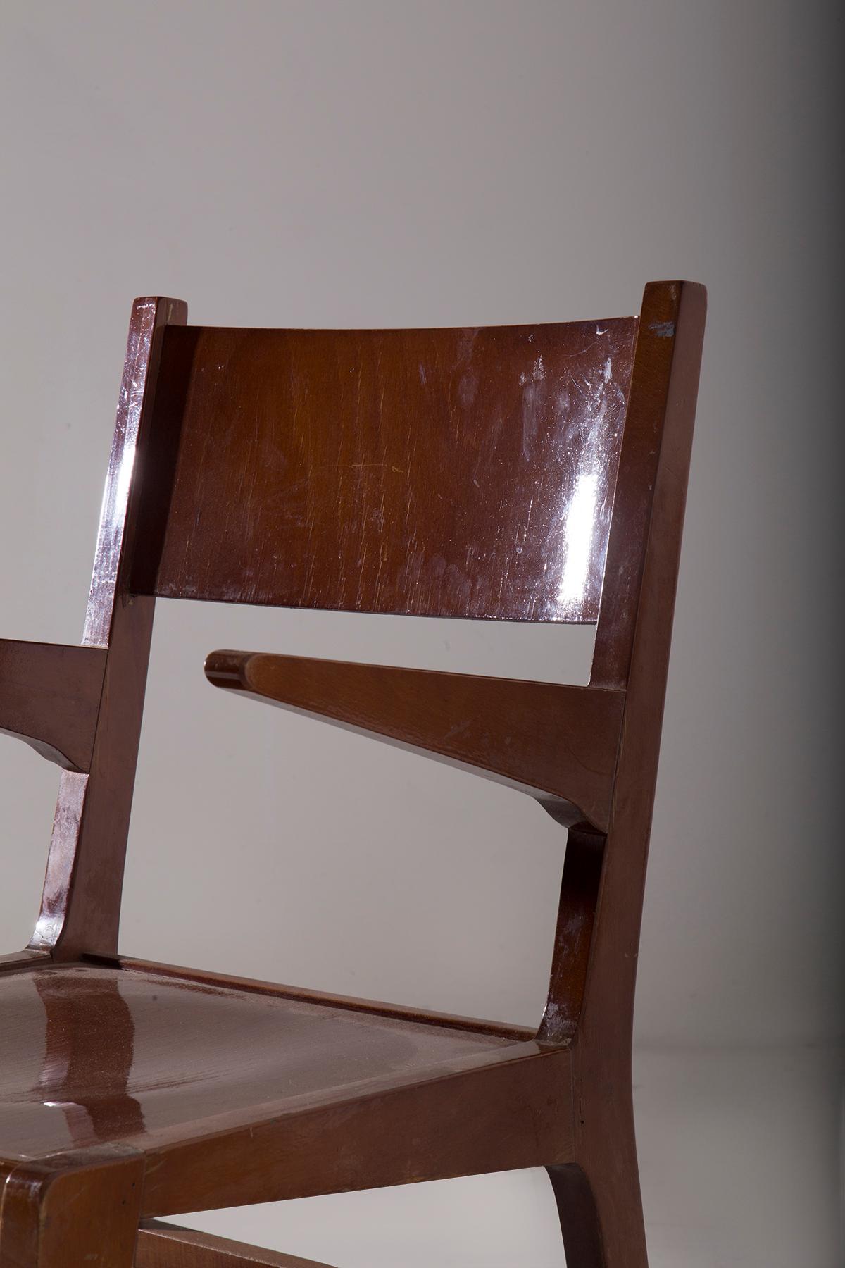 Paire de chaises en bois avec accoudoirs en vente 7
