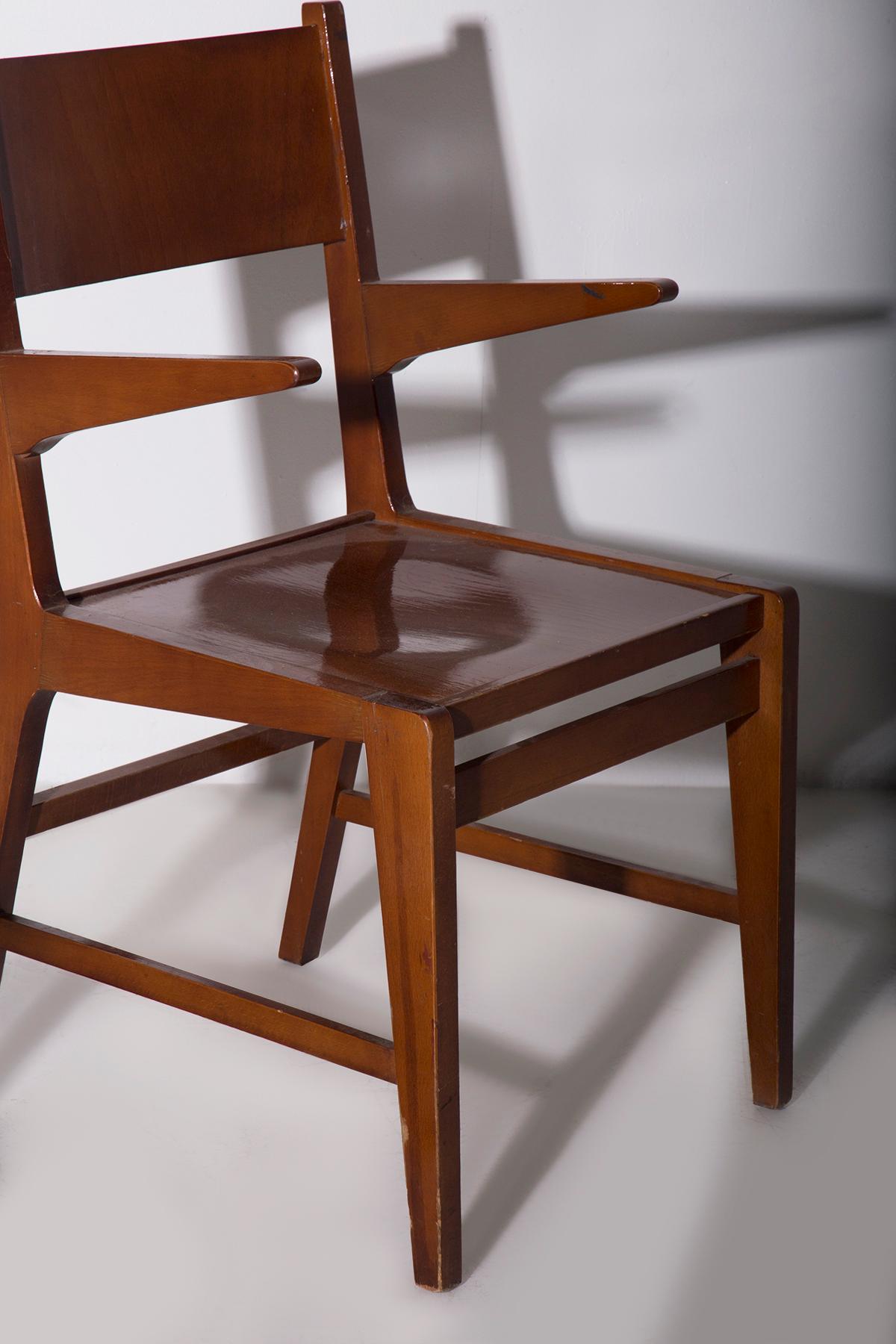 Bois Paire de chaises en bois avec accoudoirs en vente