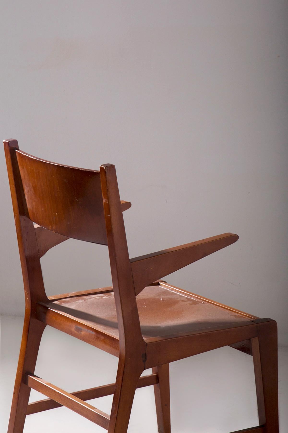 Paire de chaises en bois avec accoudoirs en vente 1