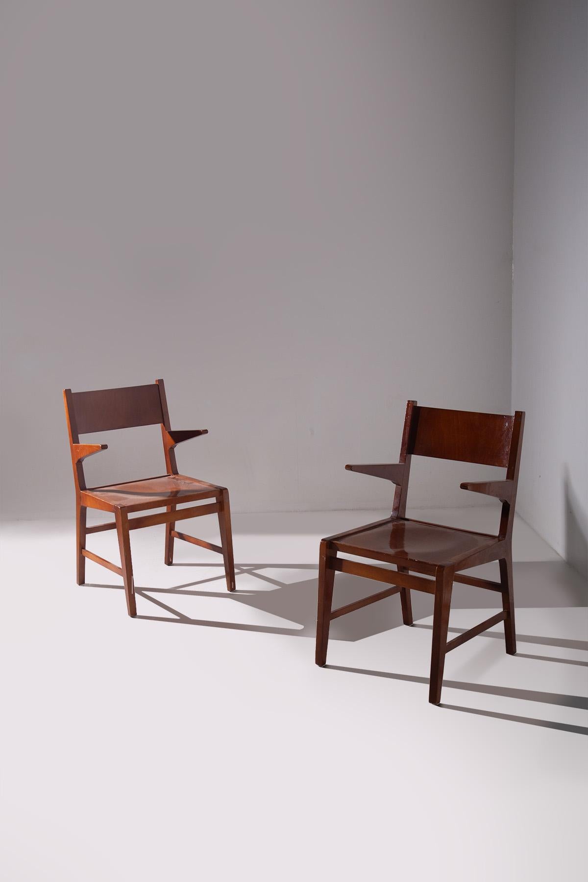 Paire de chaises en bois avec accoudoirs en vente 2
