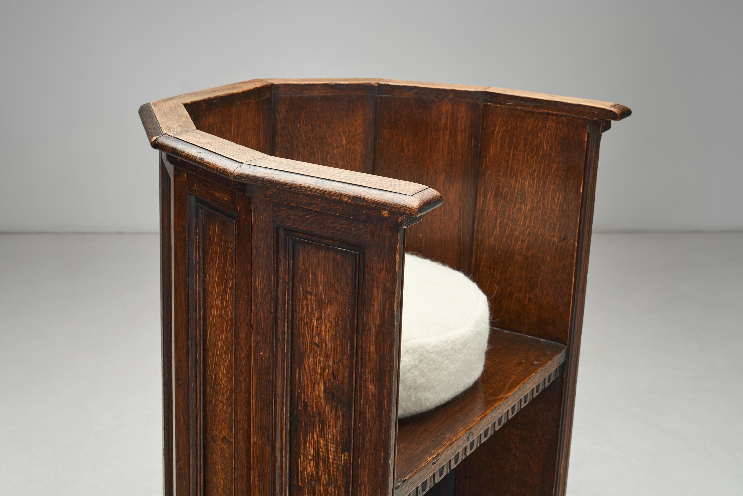 Paire de chaises en bois avec coussins rembourrés, Europe Première moitié du 20e siècle en vente 4