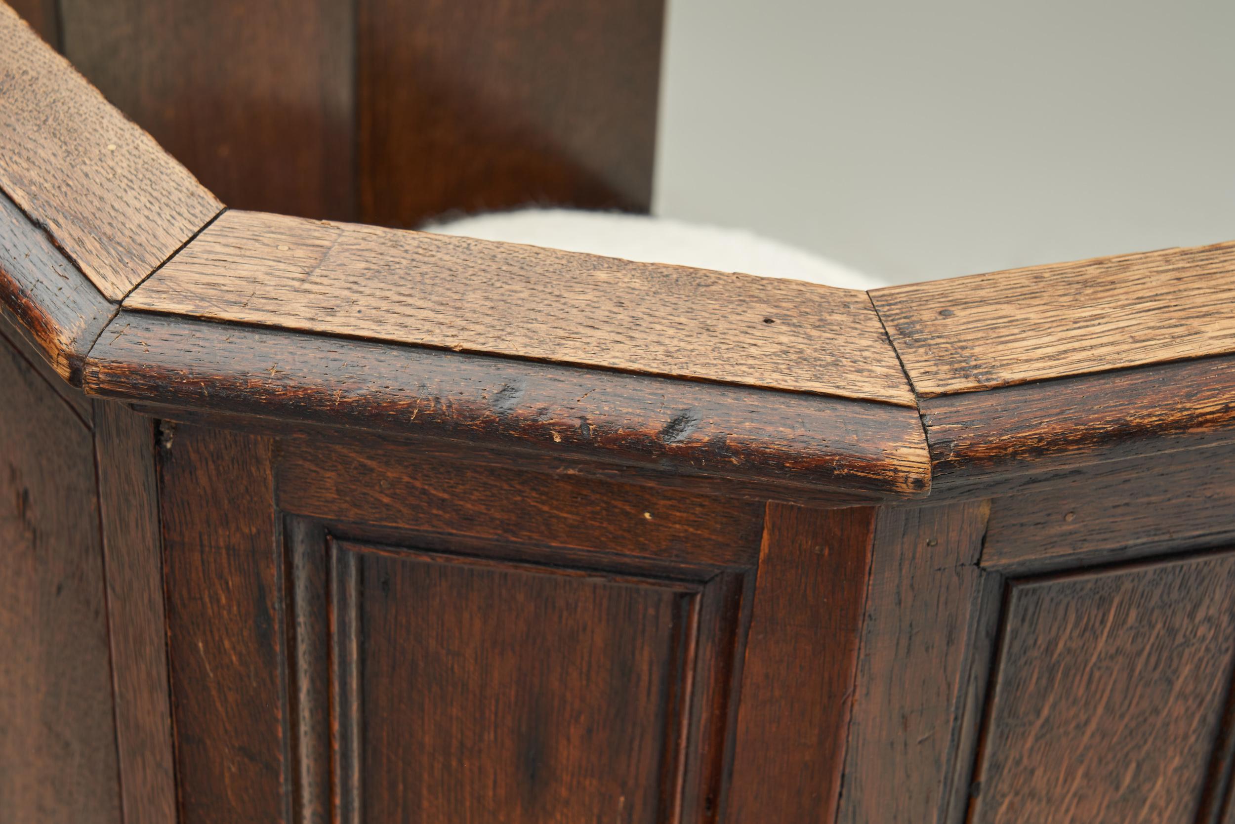 Paire de chaises en bois avec coussins rembourrés, Europe Première moitié du 20e siècle en vente 5