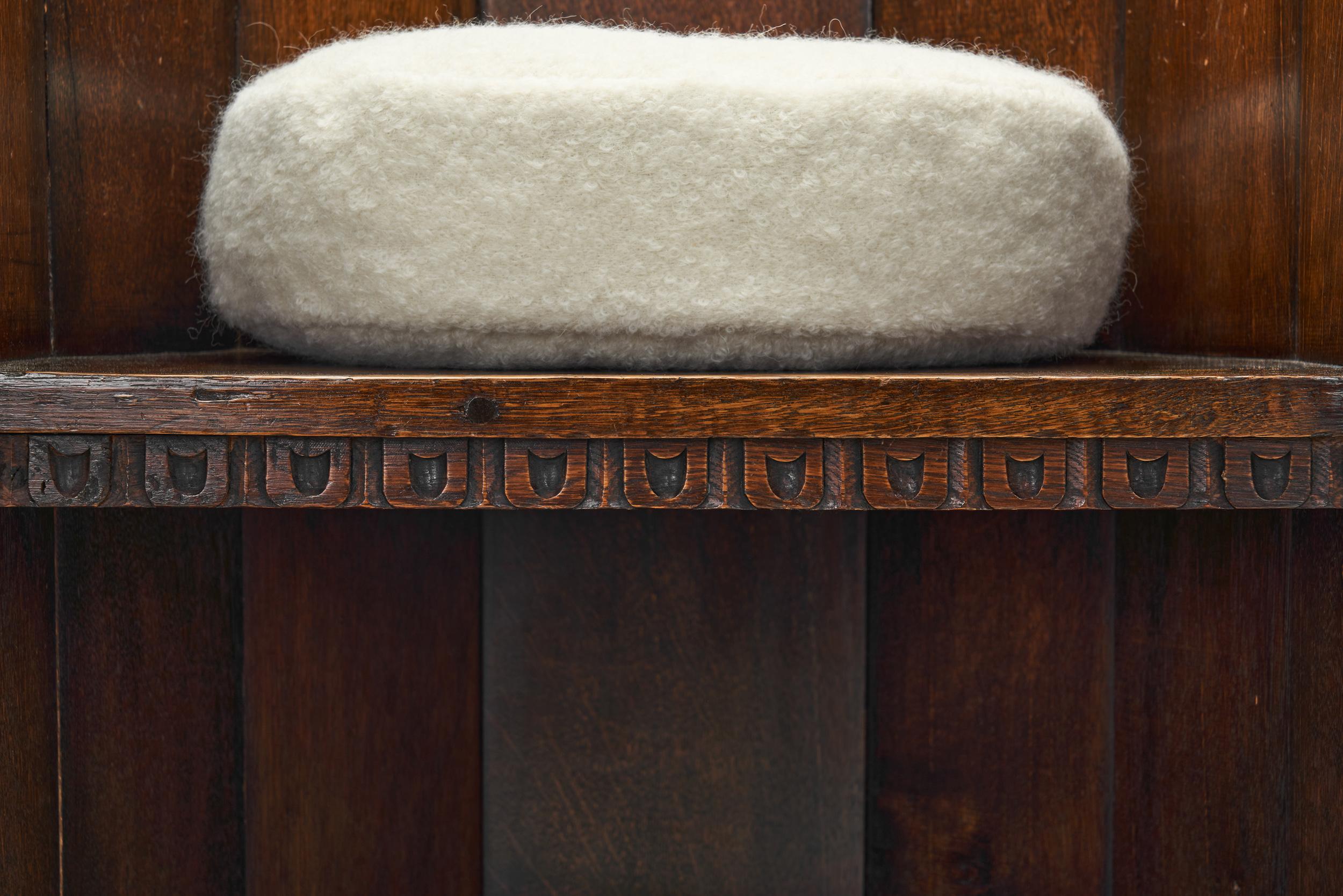 Paire de chaises en bois avec coussins rembourrés, Europe Première moitié du 20e siècle en vente 6