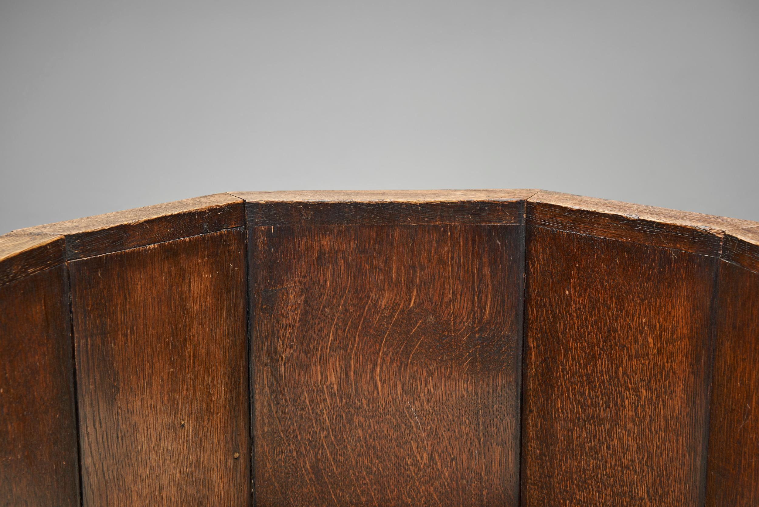 Paire de chaises en bois avec coussins rembourrés, Europe Première moitié du 20e siècle en vente 8