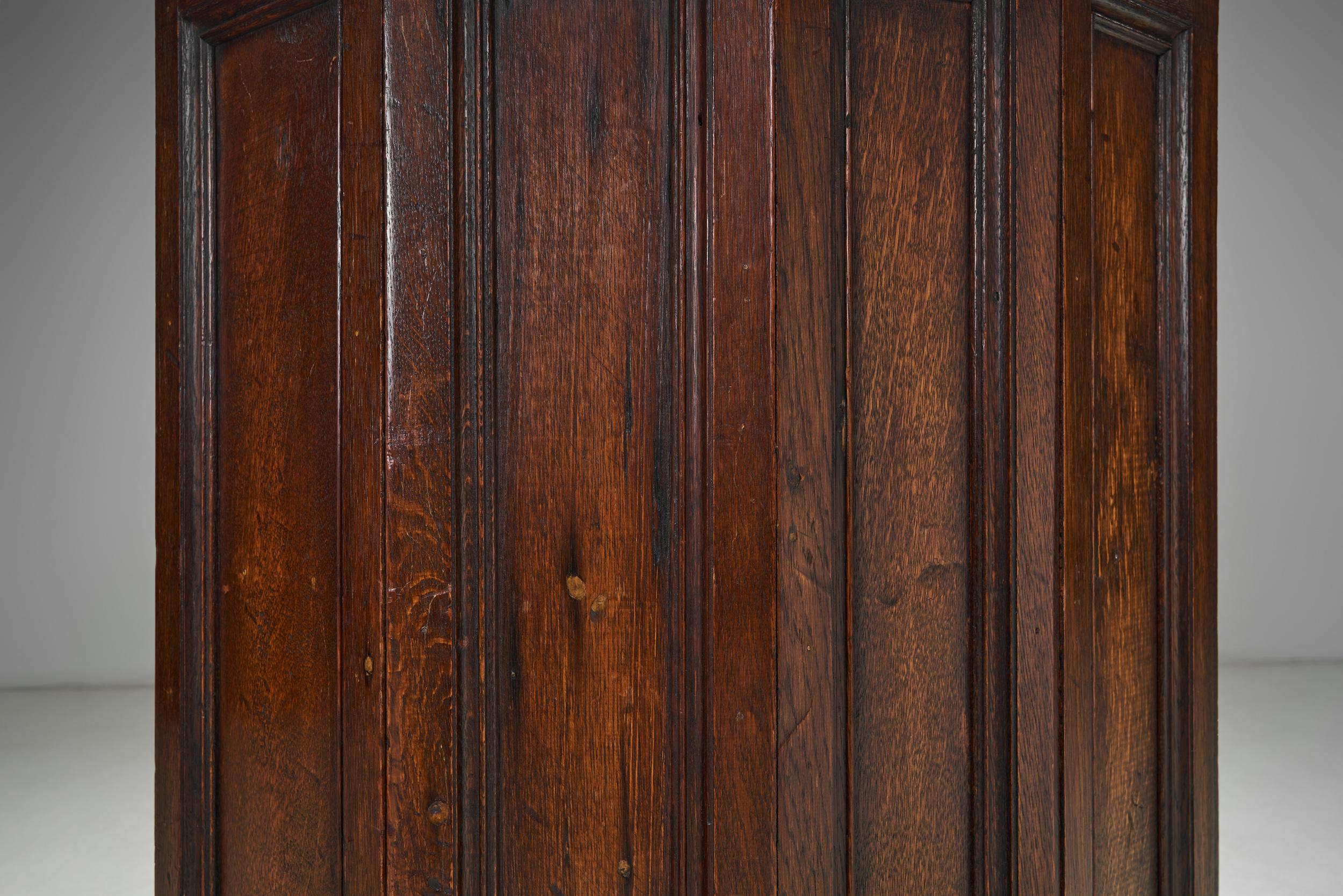 Paire de chaises en bois avec coussins rembourrés, Europe Première moitié du 20e siècle en vente 9