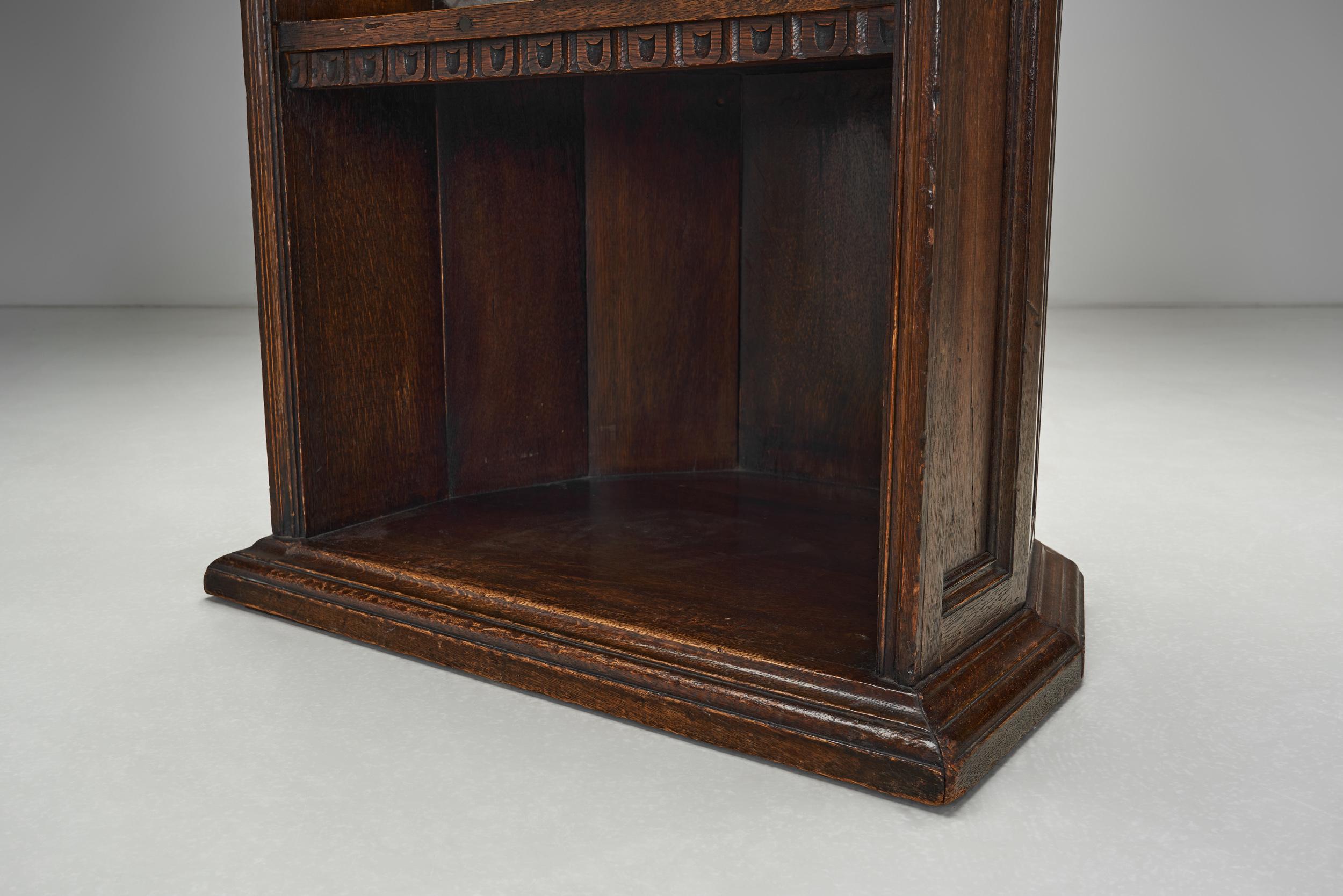 Paire de chaises en bois avec coussins rembourrés, Europe Première moitié du 20e siècle en vente 10