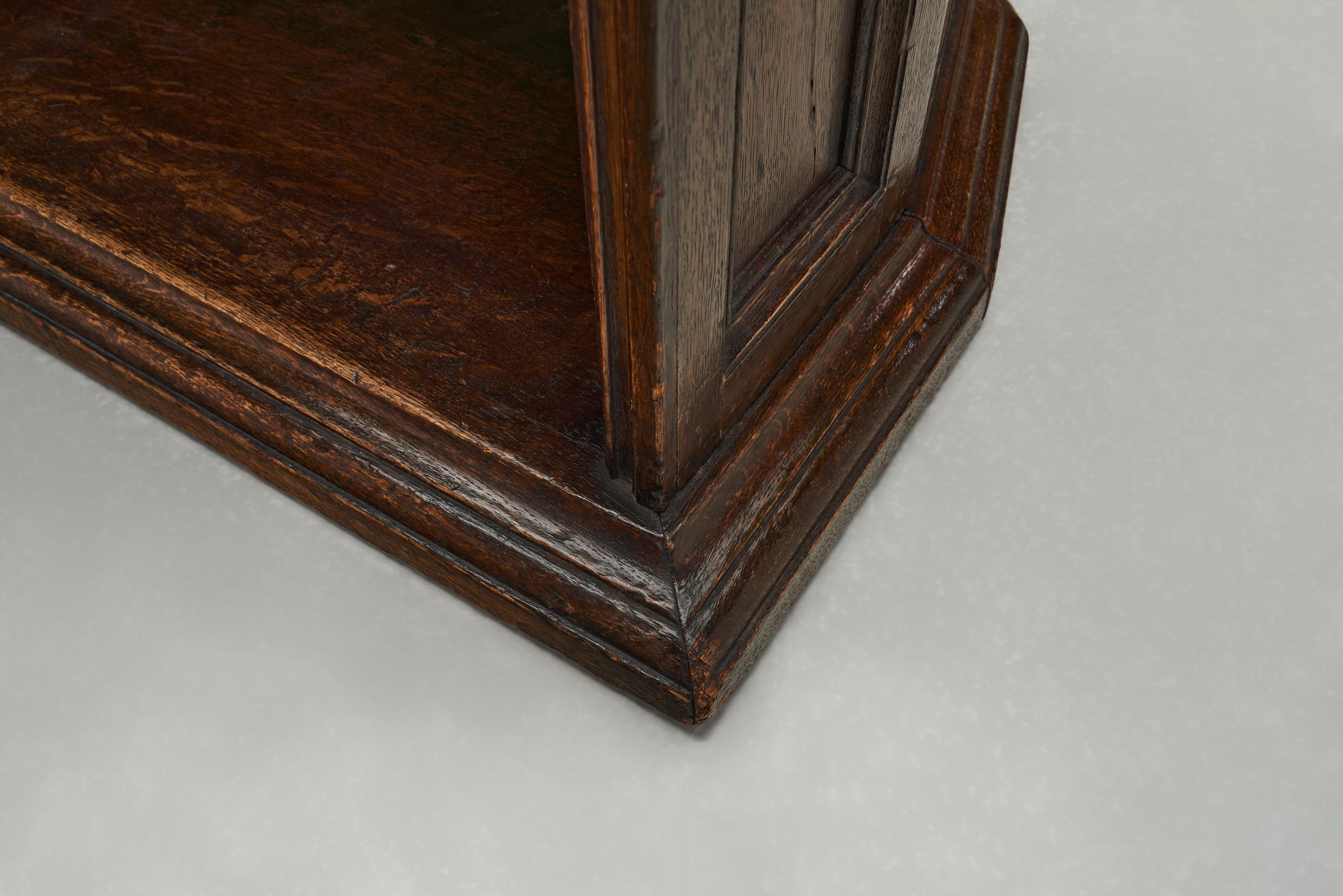 Paire de chaises en bois avec coussins rembourrés, Europe Première moitié du 20e siècle en vente 11