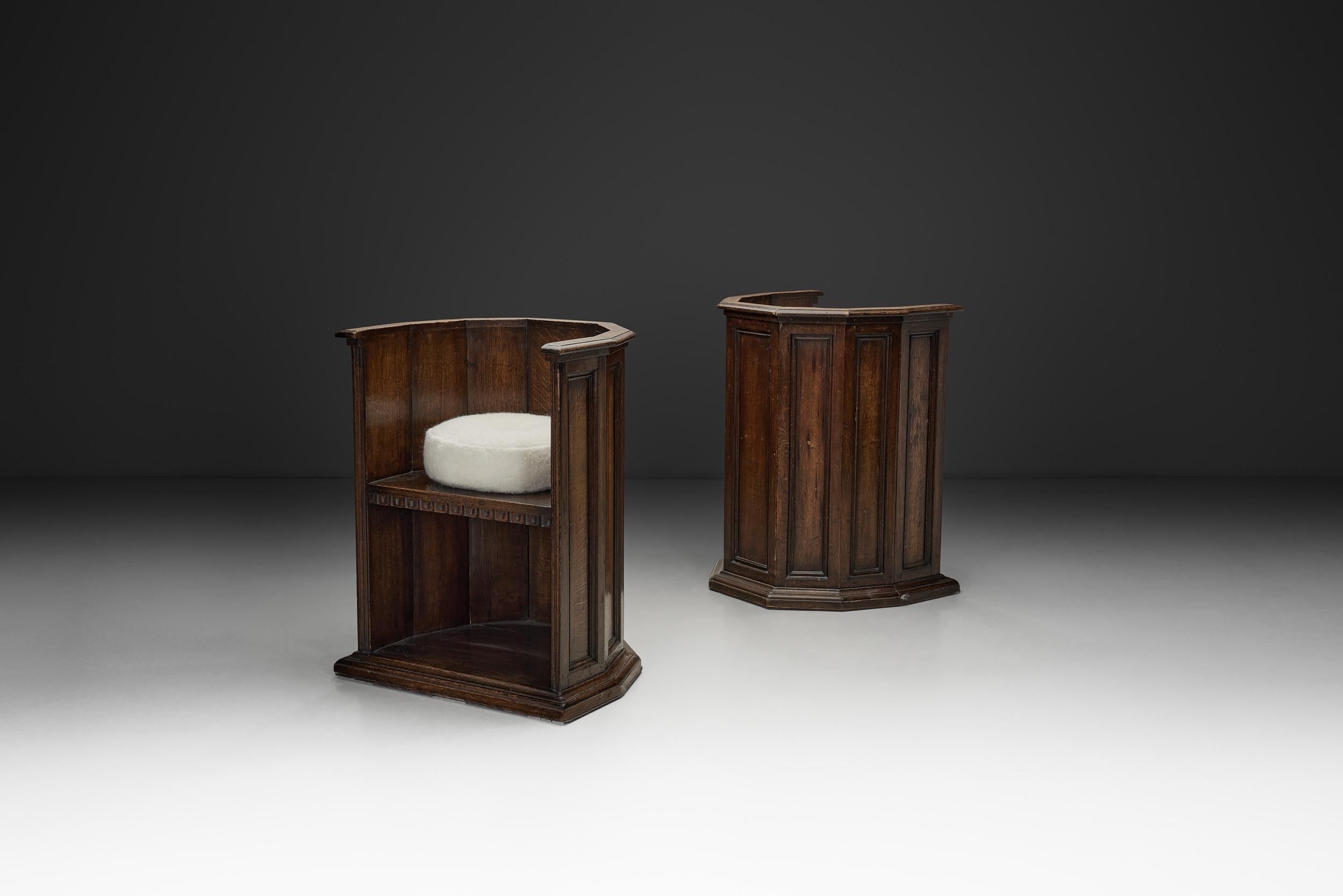 Cette paire unique en son genre témoigne du charme durable du mobilier artisanal. Ils racontent l'histoire de l'artisanat et l'attrait intemporel de la beauté rustique. Avec leur structure en bois aux tons sombres et leurs coussins rembourrés, ces