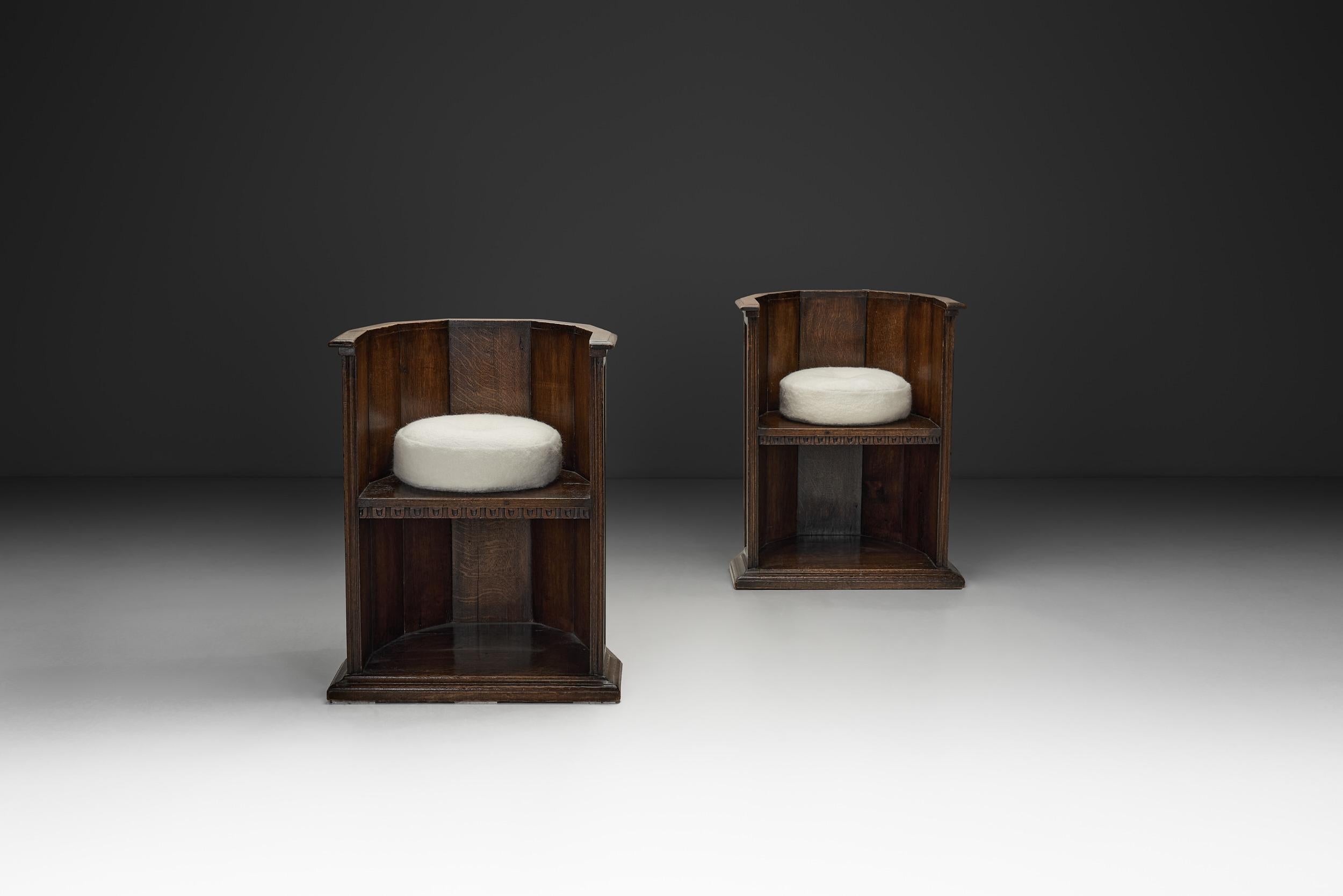 Moderne Paire de chaises en bois avec coussins rembourrés, Europe Première moitié du 20e siècle en vente