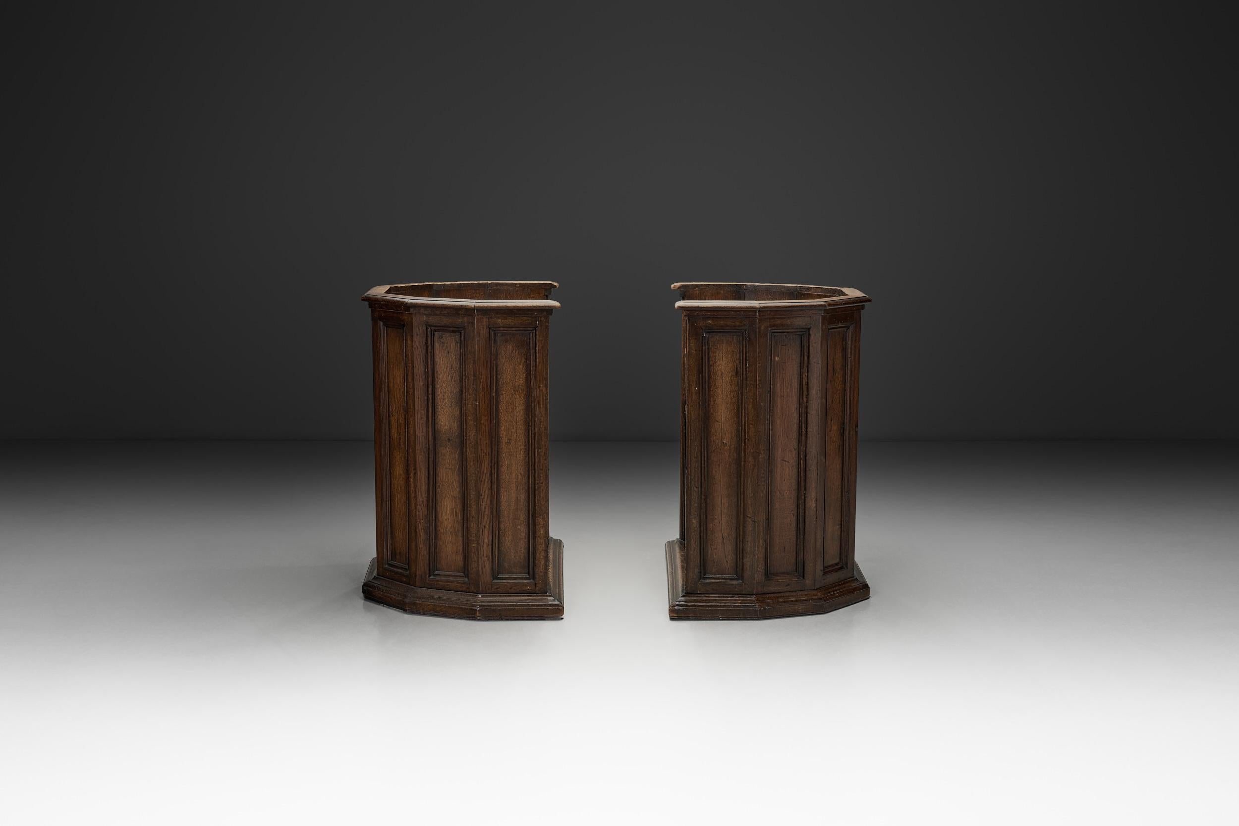 20ième siècle Paire de chaises en bois avec coussins rembourrés, Europe Première moitié du 20e siècle en vente