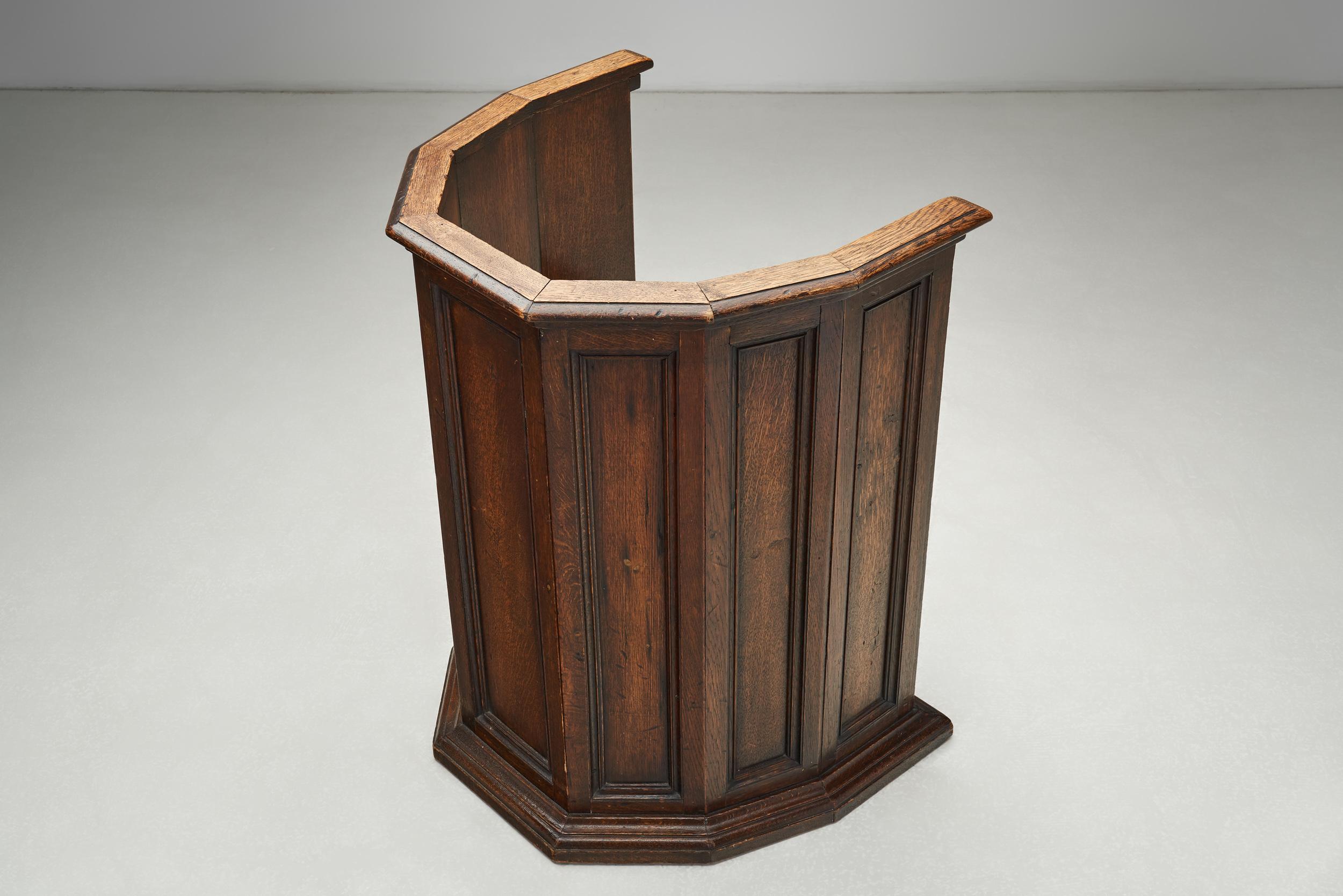 Tissu Paire de chaises en bois avec coussins rembourrés, Europe Première moitié du 20e siècle en vente