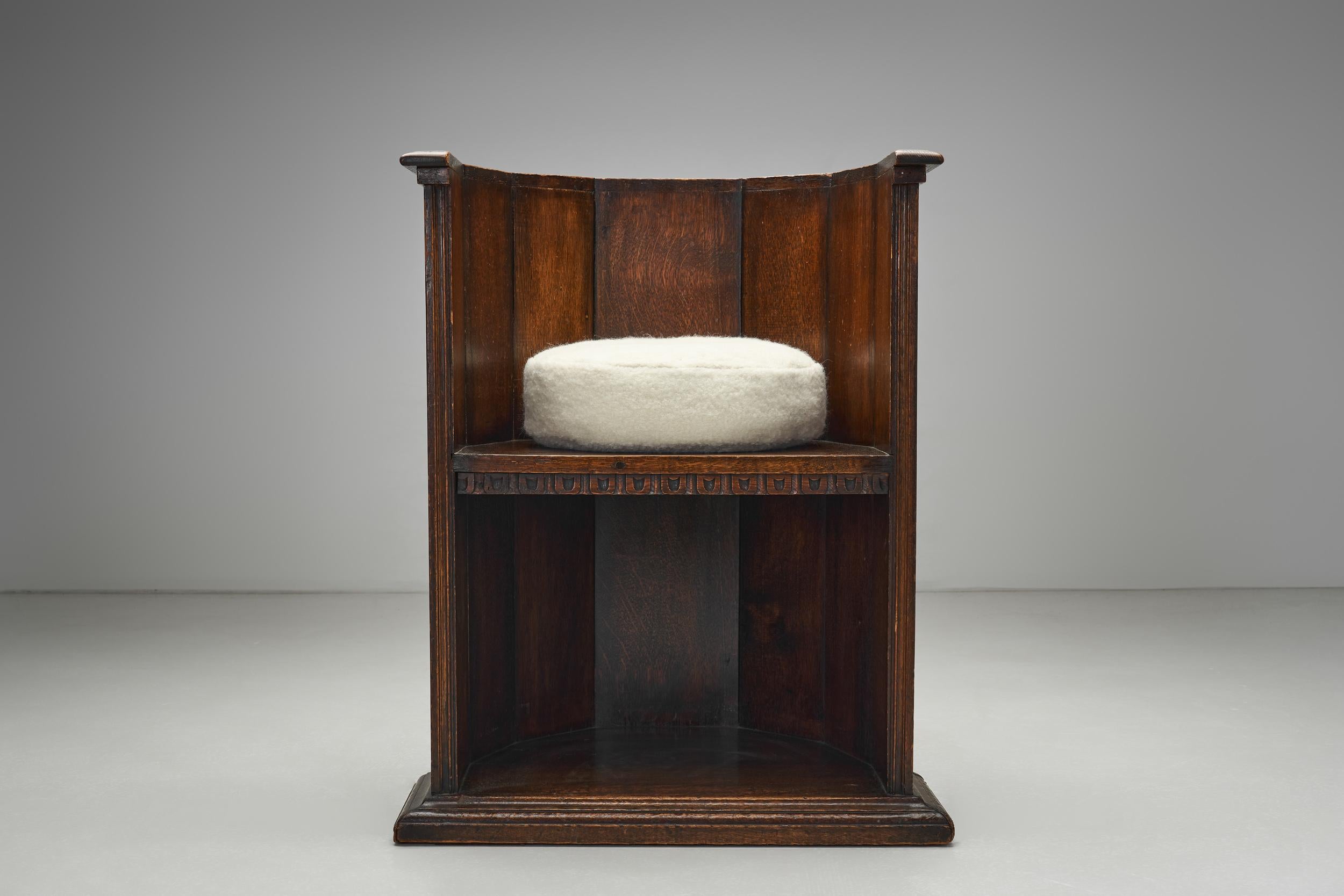 Paire de chaises en bois avec coussins rembourrés, Europe Première moitié du 20e siècle en vente 1