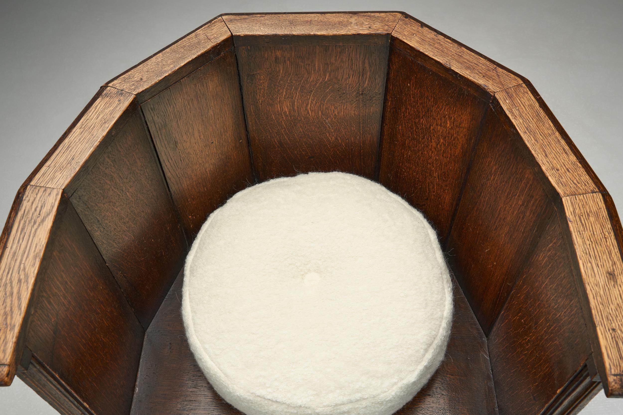 Paire de chaises en bois avec coussins rembourrés, Europe Première moitié du 20e siècle en vente 2