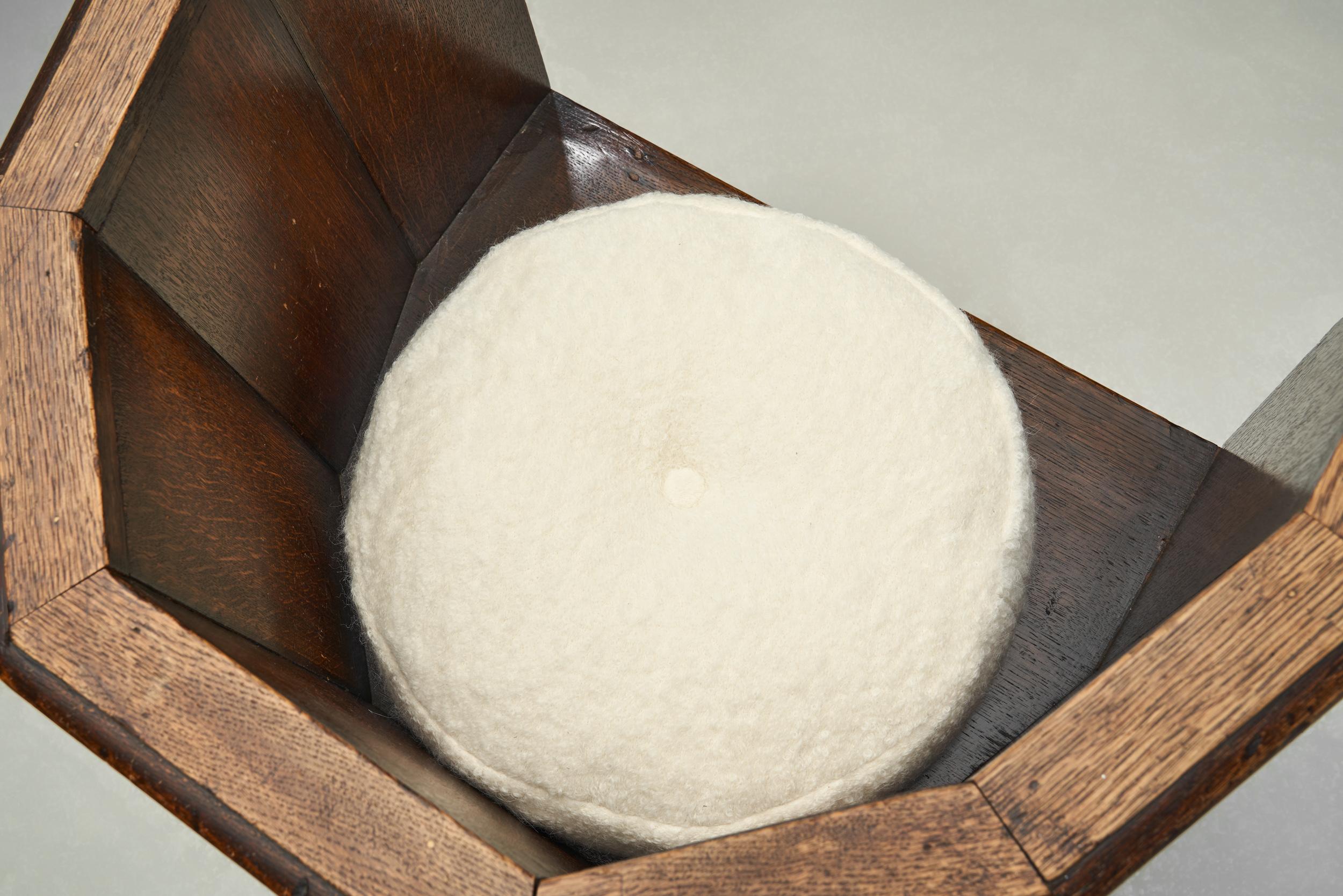 Paire de chaises en bois avec coussins rembourrés, Europe Première moitié du 20e siècle en vente 3