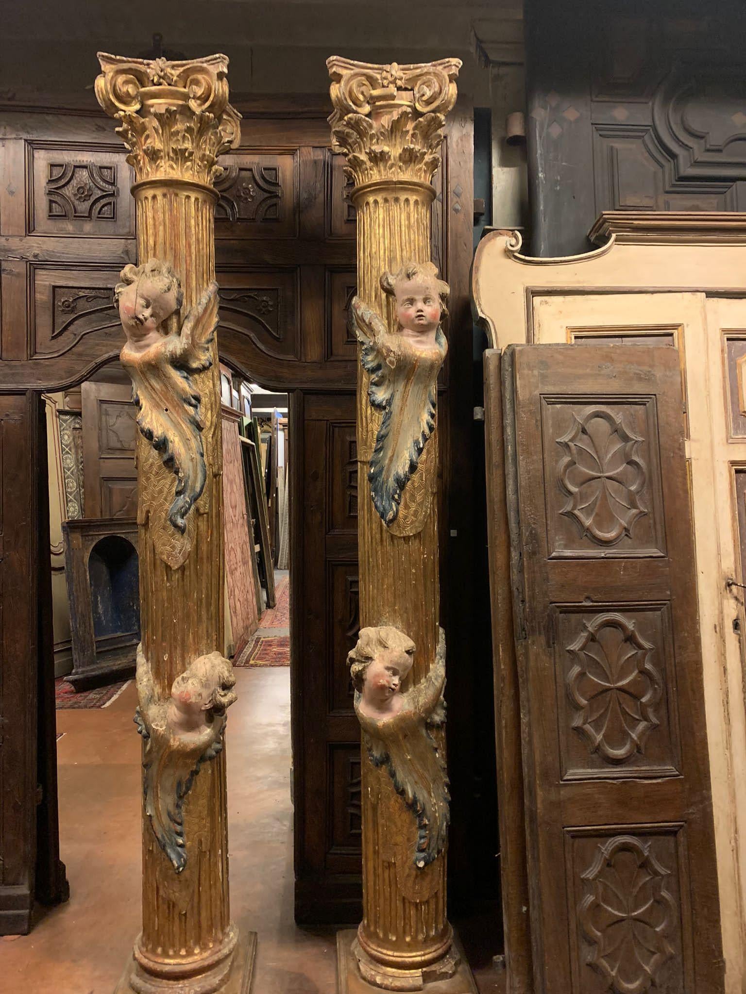Antikes Säulenpaar aus Massivholz, reich geschnitzt und vergoldet, mit gebänderten polychromen Putten, von hohem Alter und handgefertigt in den 1600er Jahren, aus einer alten Kirche in Spanien, Messung 40 x 40 x H 265 cm Basis.
Unglaublicher