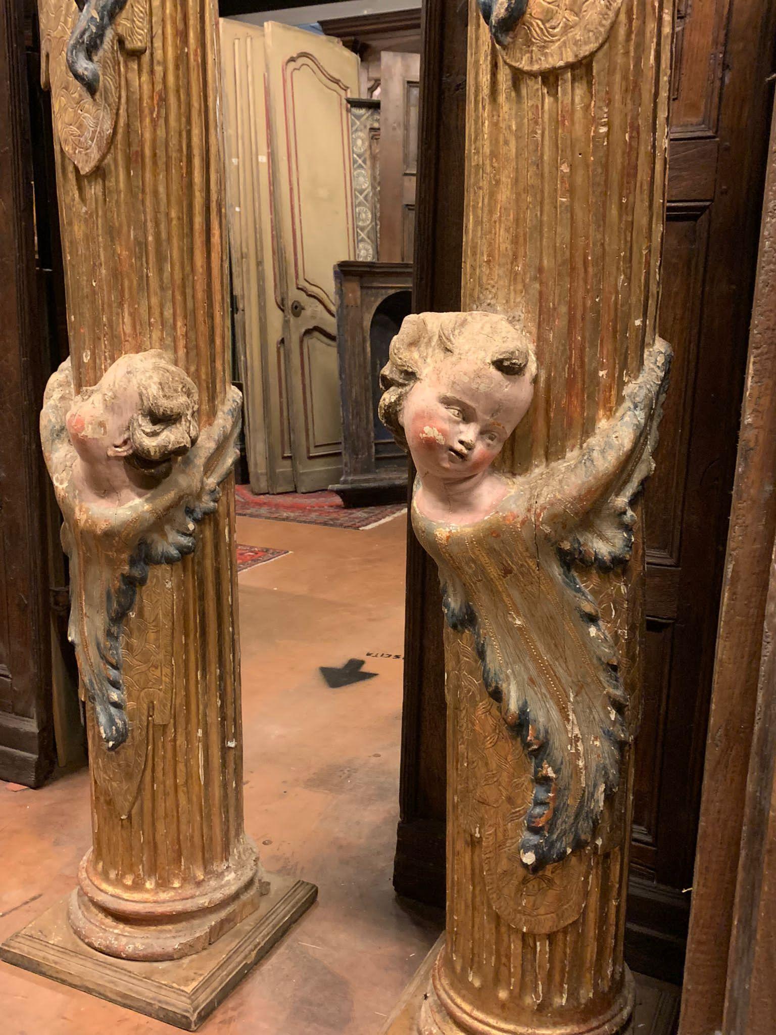 Paire de colonnes en bois, sculptées et dorées de putti polychromes, d'Espagne Bon état - En vente à Cuneo, Italy (CN)