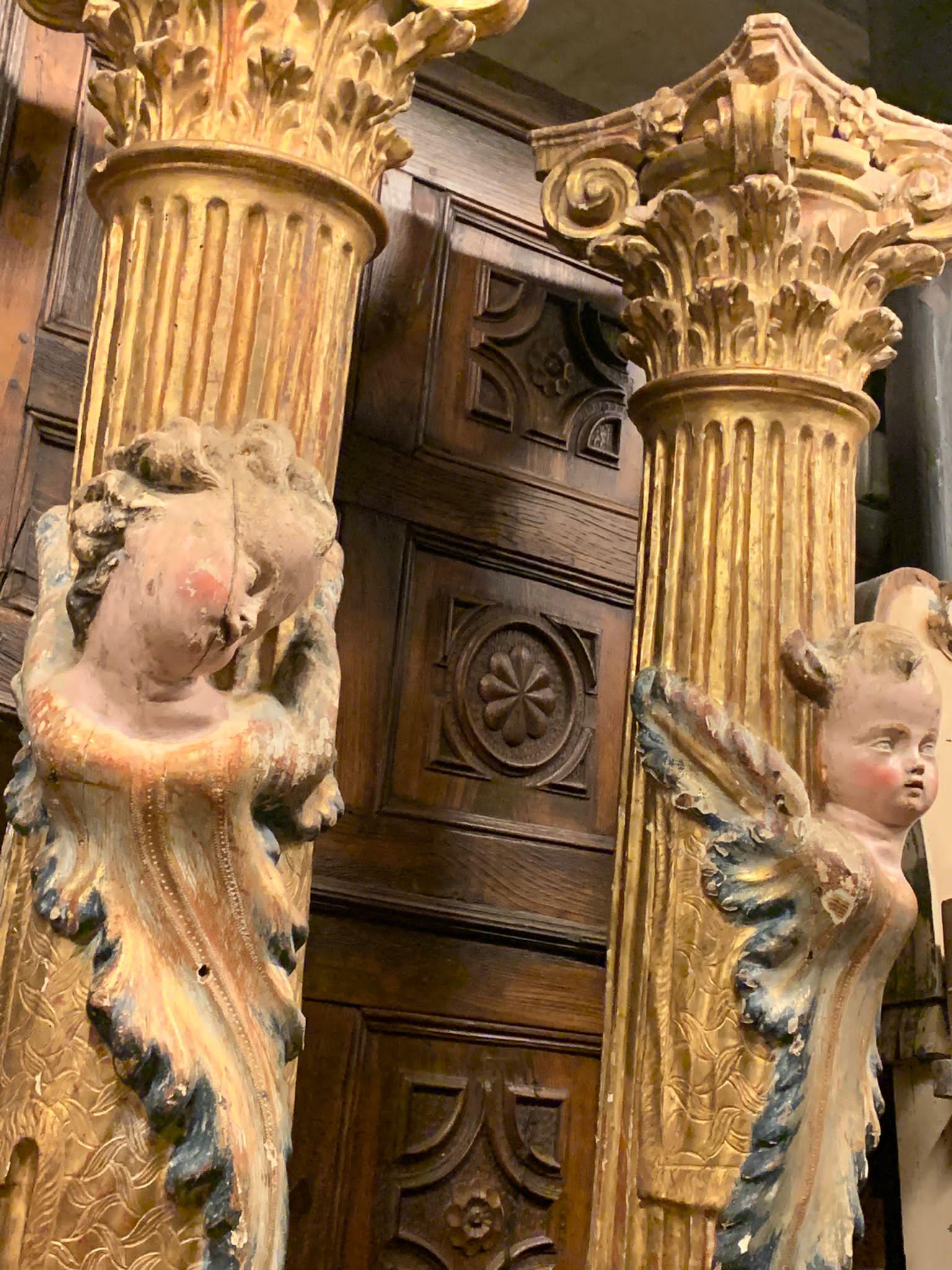 Paar Holzsäulen, geschnitzt und vergoldet mit polychromen Putten, aus Spanien (18. Jahrhundert und früher) im Angebot