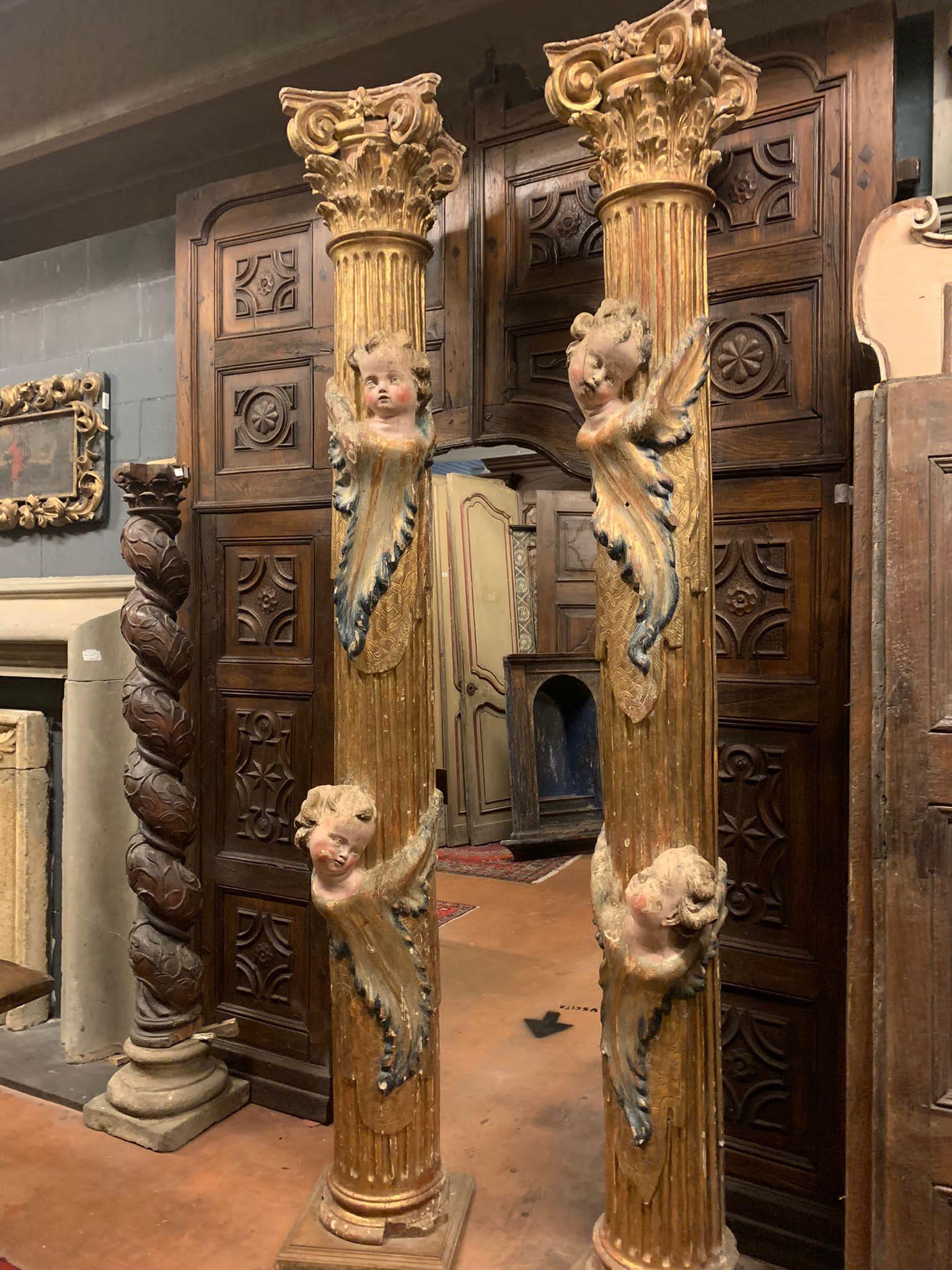 Peuplier Paire de colonnes en bois, sculptées et dorées de putti polychromes, d'Espagne en vente