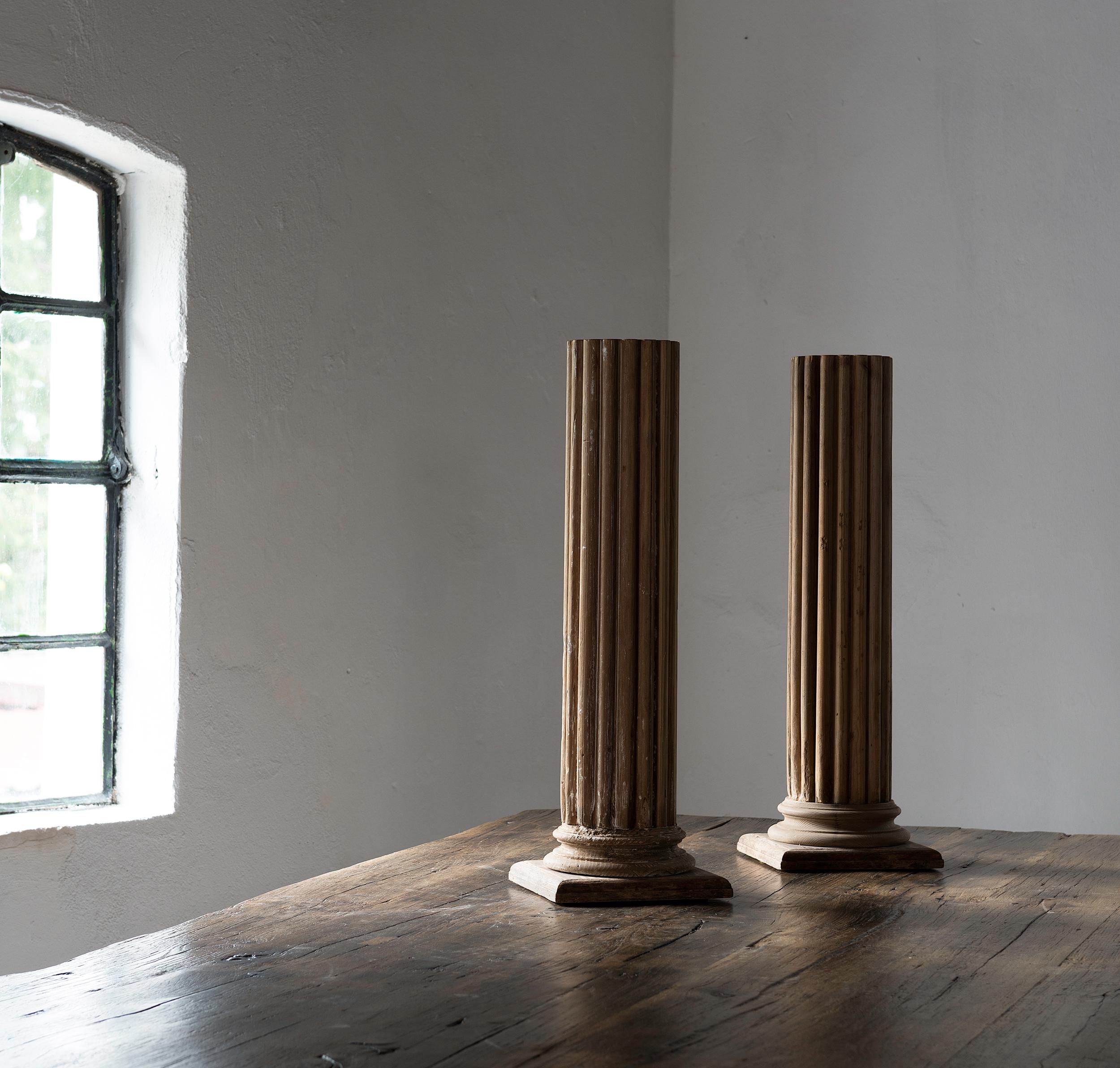 Pair of wooden neoclassical fluted columns, France 19th century, with remains of original paint.

Beautiful decoration.

   