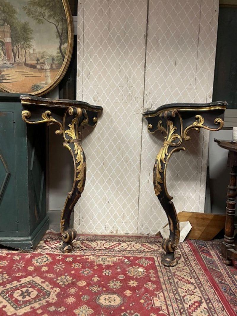 Antique Pair of wooden consoles, corner shelves, finely lacquered in black base with gilded scroll-carved decorations, beautiful as a pair and original, from the 18th century and from Sicily (Italy).
Suitable for a luxury entrance or a modern living