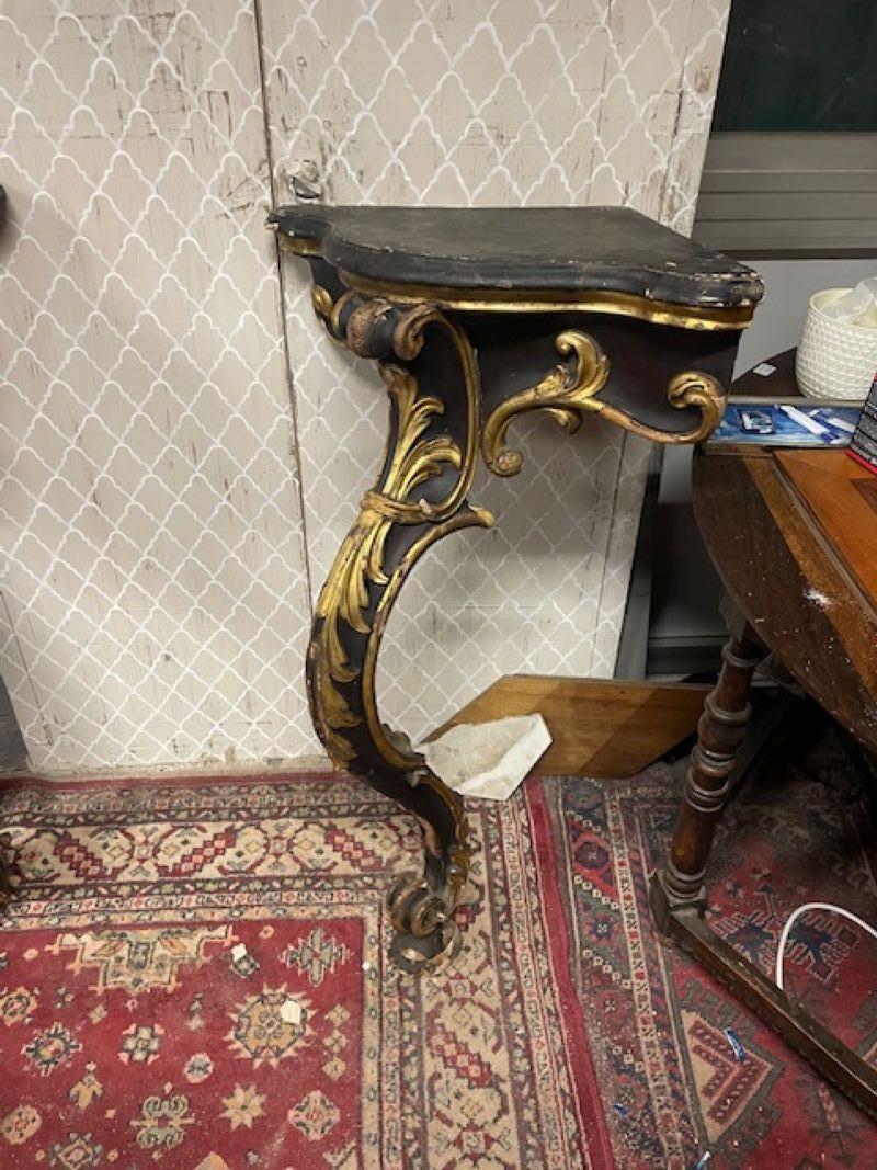Intagliato a mano Pair of wooden consoles, corner shelves, lacquered with gold decorations, Italy in vendita