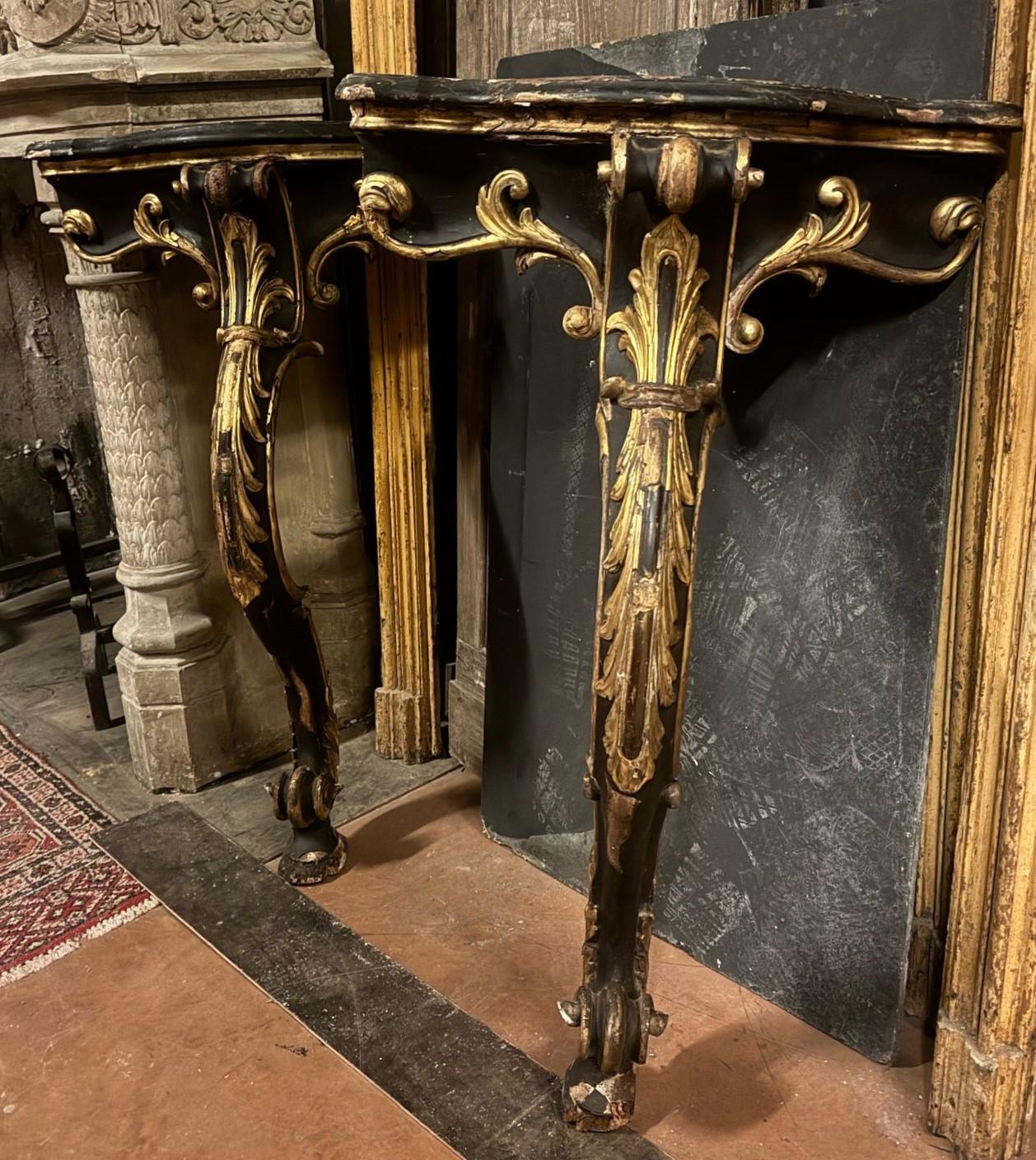 Pair of wooden consoles, corner shelves, lacquered with gold decorations, Italy In condizioni buone in vendita a Cuneo, Italy (CN)