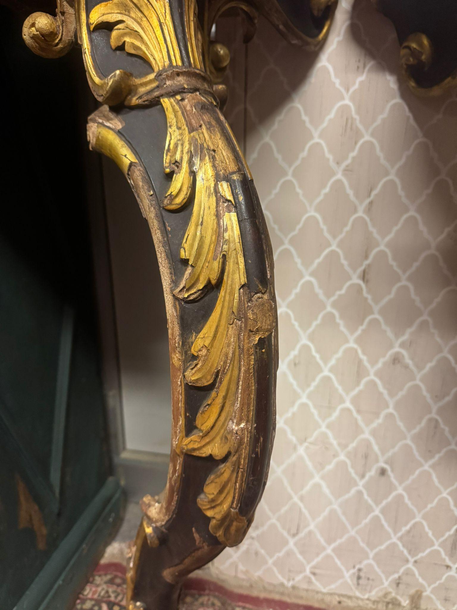 Fino al XVIII secolo Pair of wooden consoles, corner shelves, lacquered with gold decorations, Italy in vendita