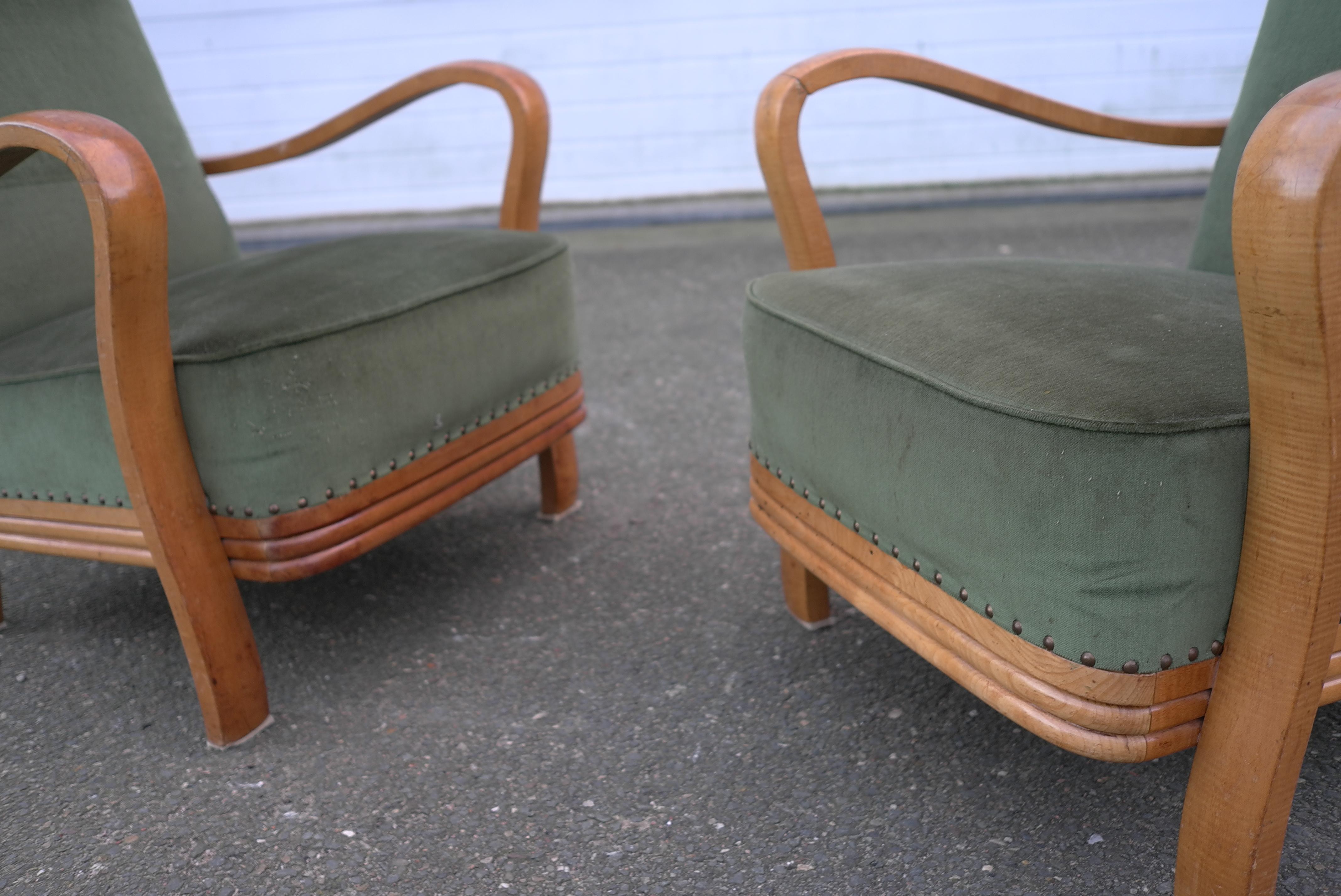 French Pair of Wooden Curved Arms Art-Deco Armchairs, France, 1940s For Sale