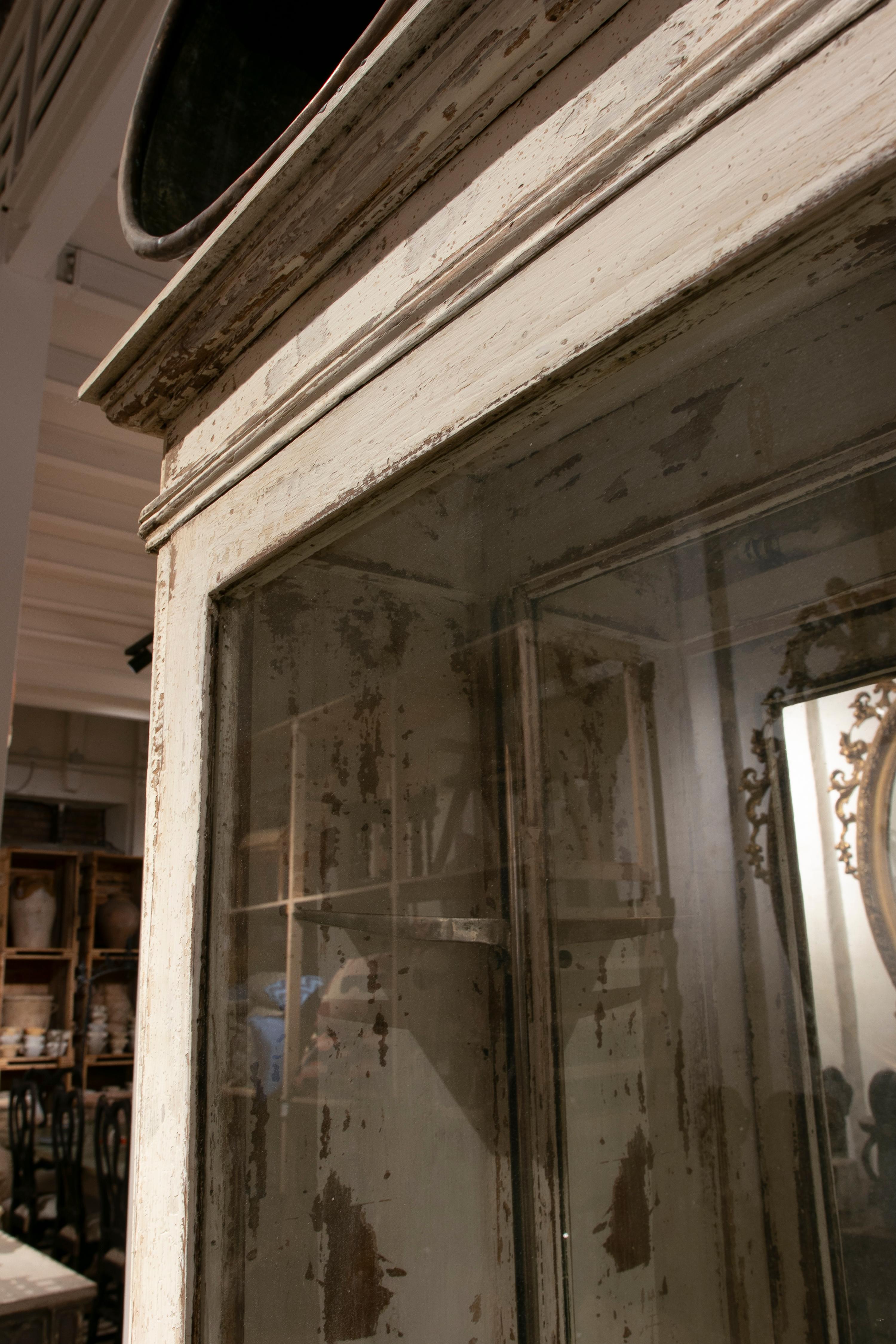 Paire de vitrines en bois avec portes coulissantes et portes polychromées ci-dessous en vente 7